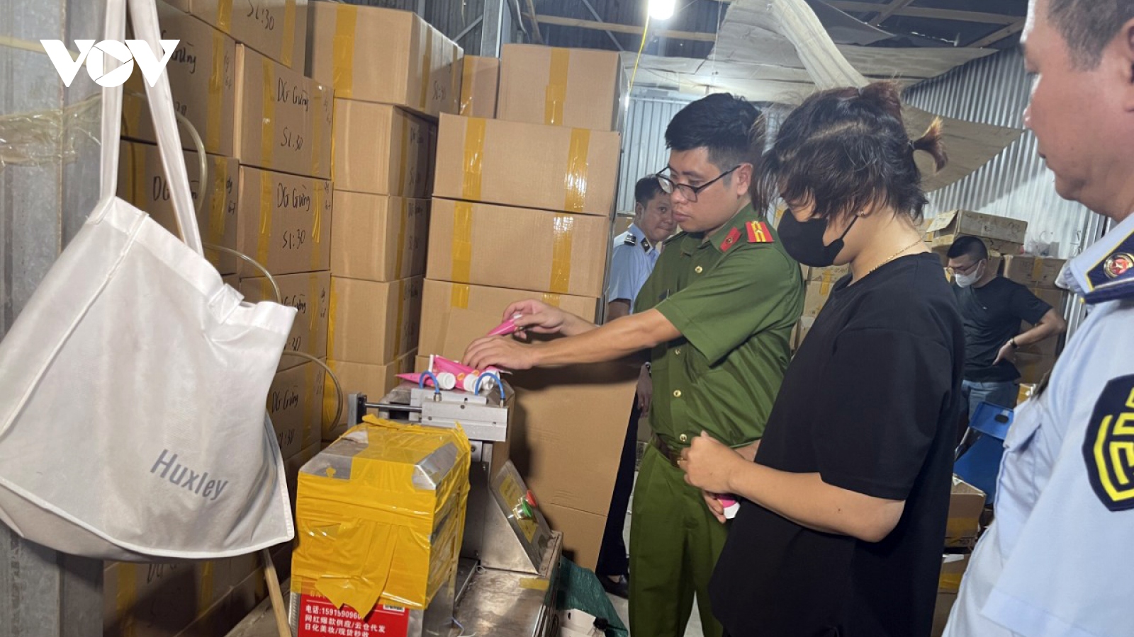 Phát hiện hơn 30 tấn mỹ phẩm hết hạn sử dụng ở Hà Nội