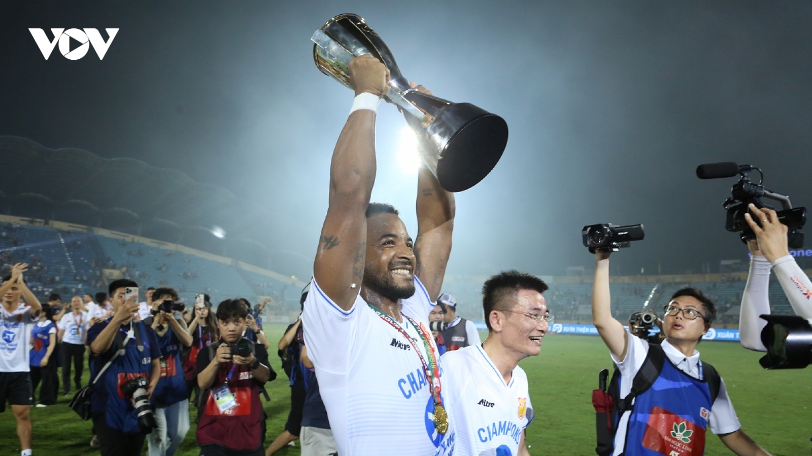Đội hình tiêu biểu V-League 2023/2024: Ấn tượng Rafaelson, tuyệt vời Văn Quyết