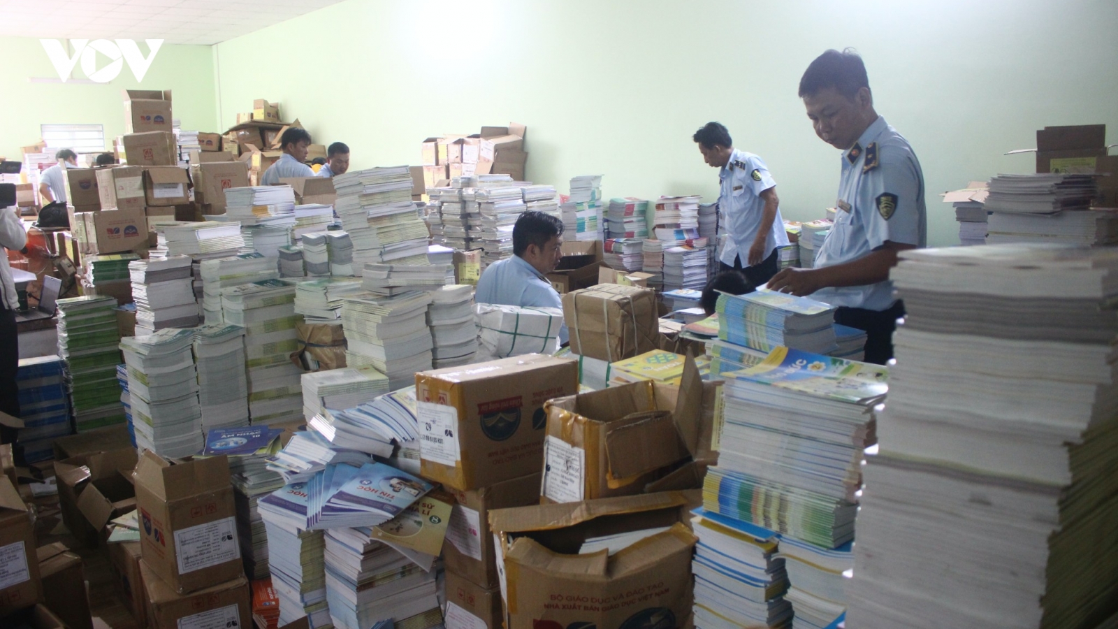 Phát hiện số lượng lớn sách giáo khoa giả mạo nhãn hàng hóa tại Hậu Giang