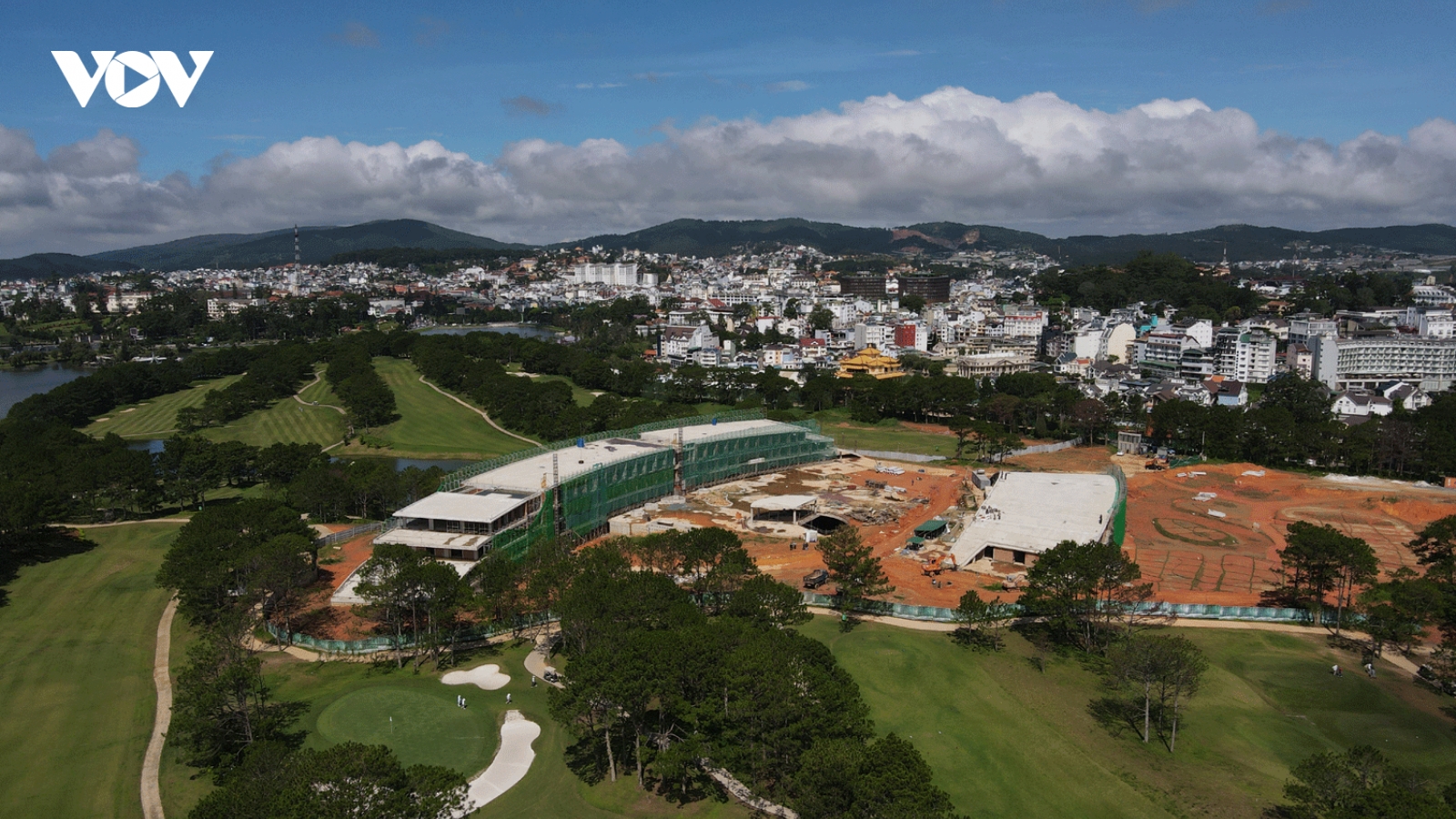 Vì sao gần 30 ha sân golf Đồi Cù Đà Lạt lại đưa ra khỏi rừng phòng hộ?