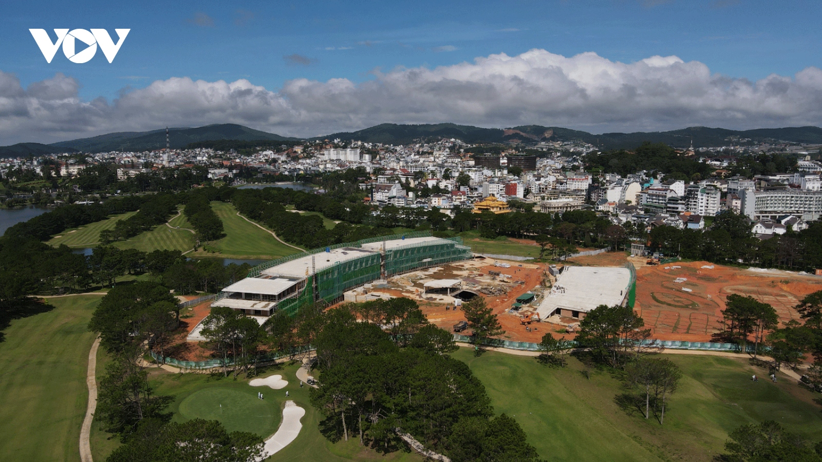 Vì sao gần 30 ha sân golf Đồi Cù Đà Lạt lại đưa ra khỏi rừng phòng hộ?