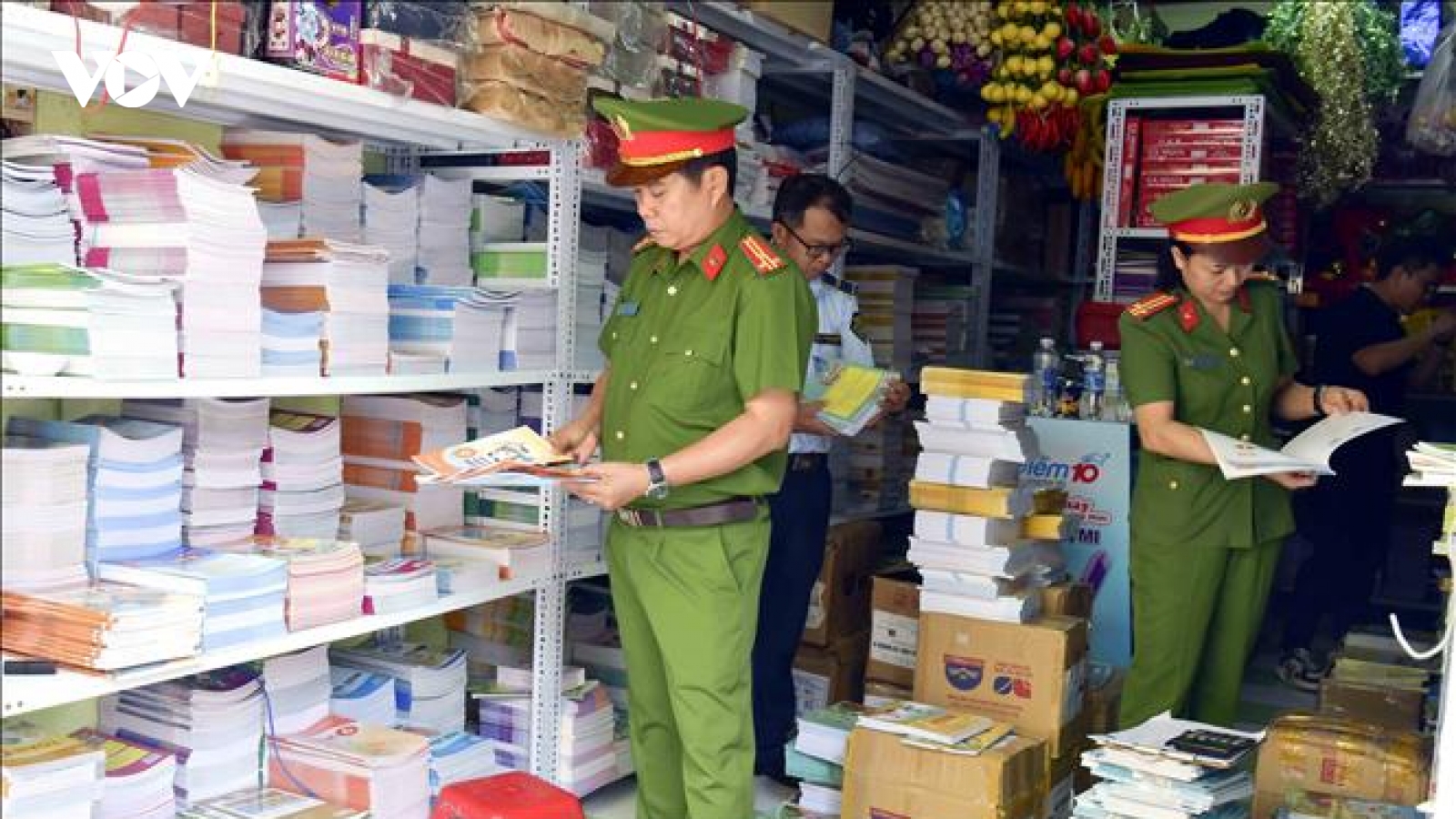 Phát hiện hai cửa hàng văn phòng phẩm ở Quảng Bình bán sách, vở giả