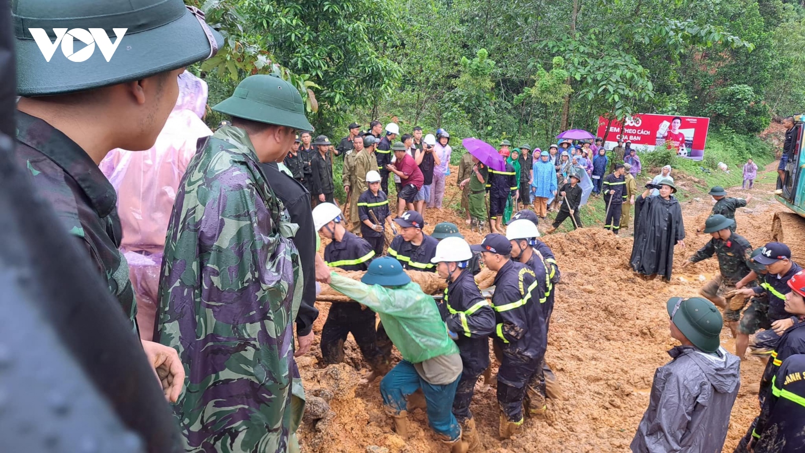 Sạt lở lớn ở Hà Giang, đất đá tràn qua xe đi ăn hỏi khiến 11 người tử vong