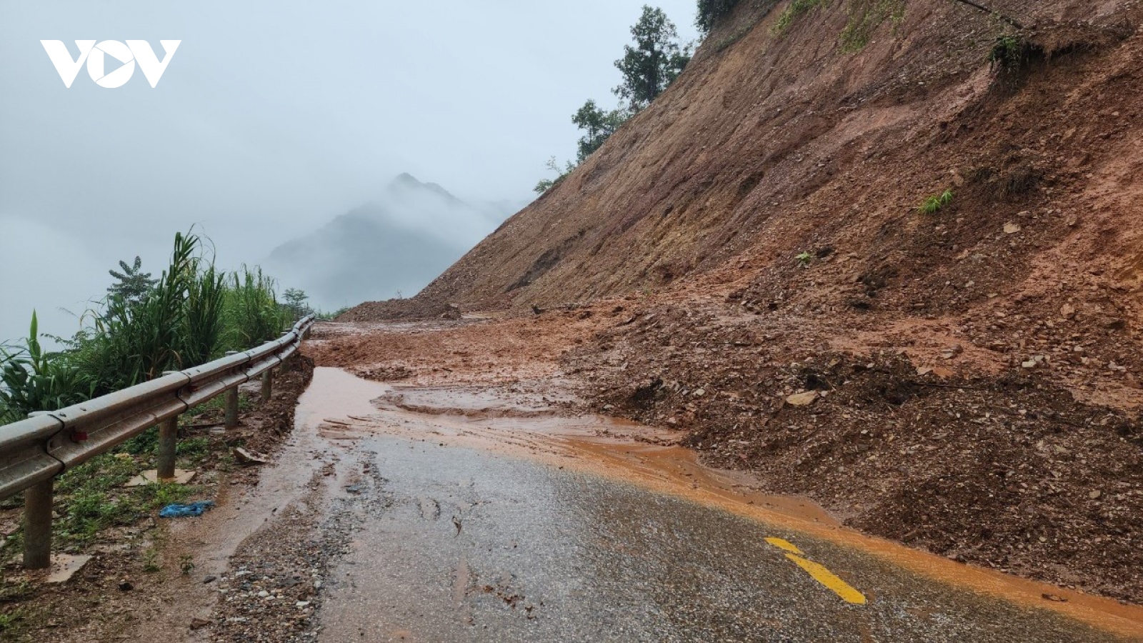 Sạt lở, ách tắc nhiều tuyến đường do mưa lũ ở Điện Biên