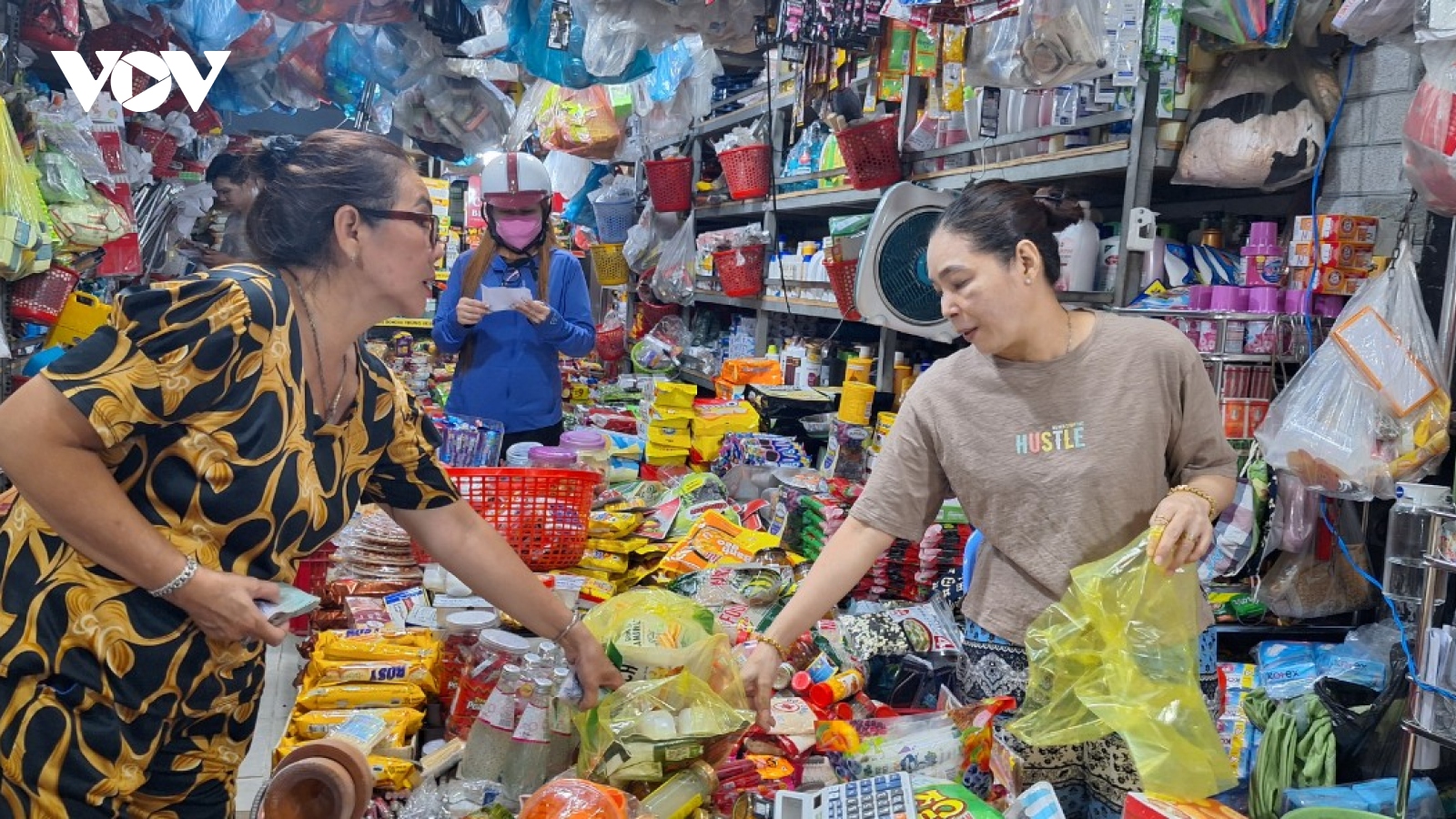 Sau tăng lương, giá hàng tiêu dùng không nhiều biến động