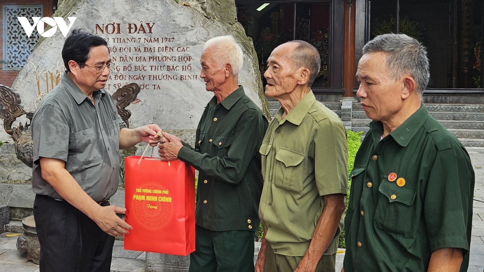 Thủ tướng thăm thương binh, gia đình liệt sĩ tại Thái Nguyên