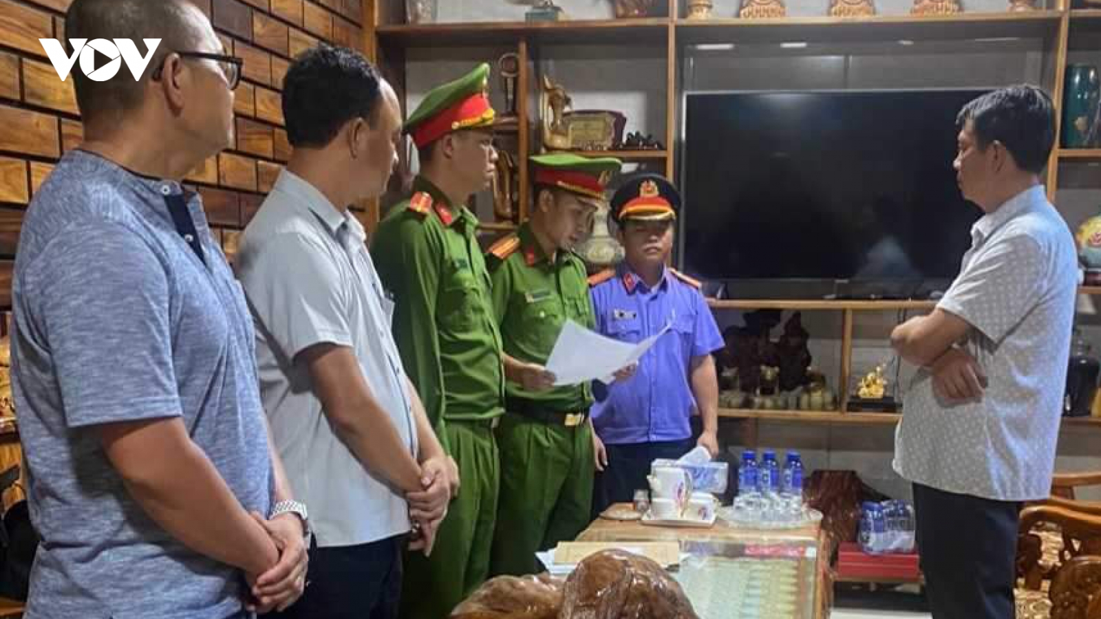 Khởi tố bị can, bắt tạm giam Phó Chủ tịch UBND huyện Hướng Hóa