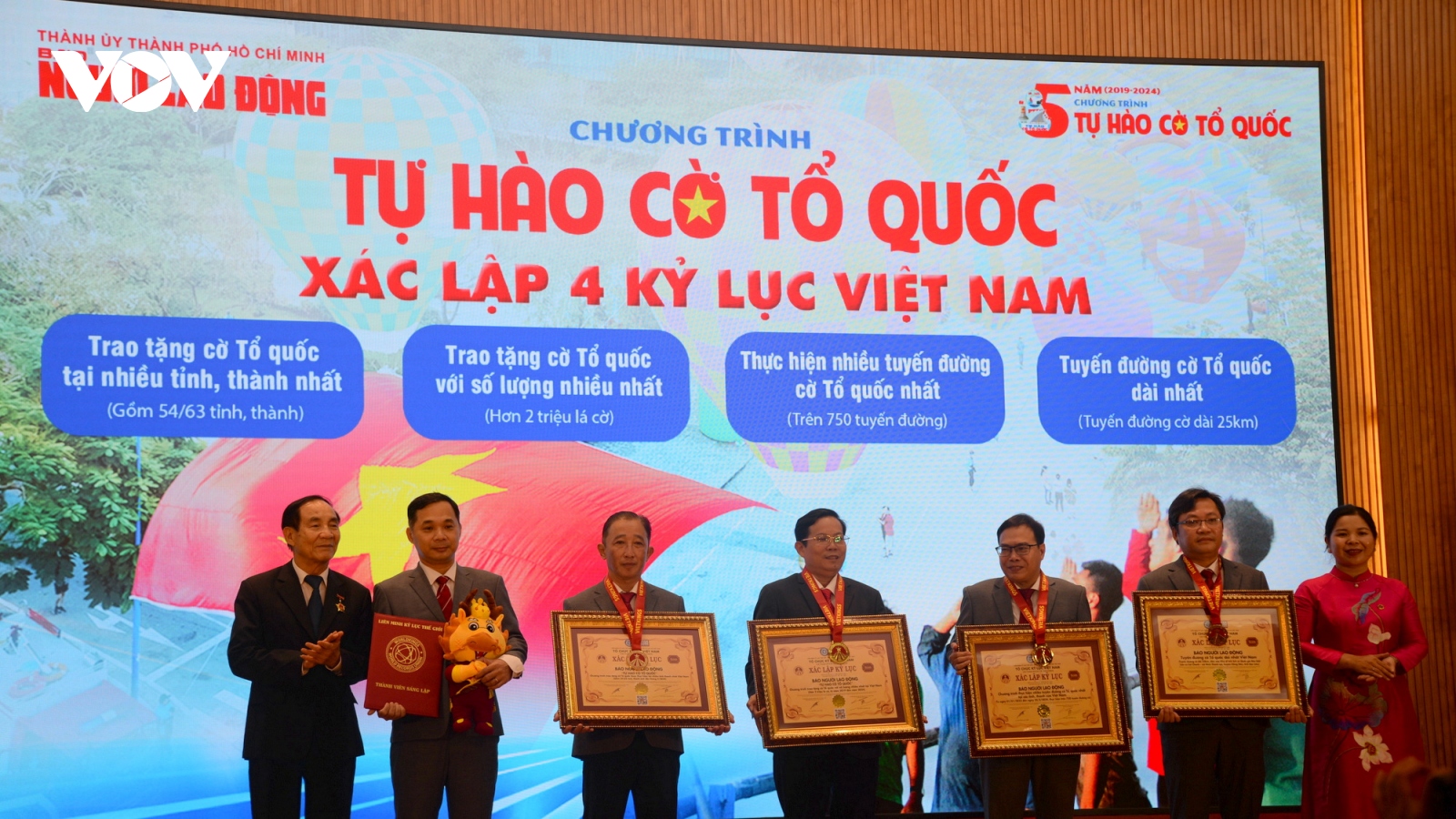 Hơn 2 triệu lá cờ Tổ quốc đến tay ngư dân, nhân dân biên giới