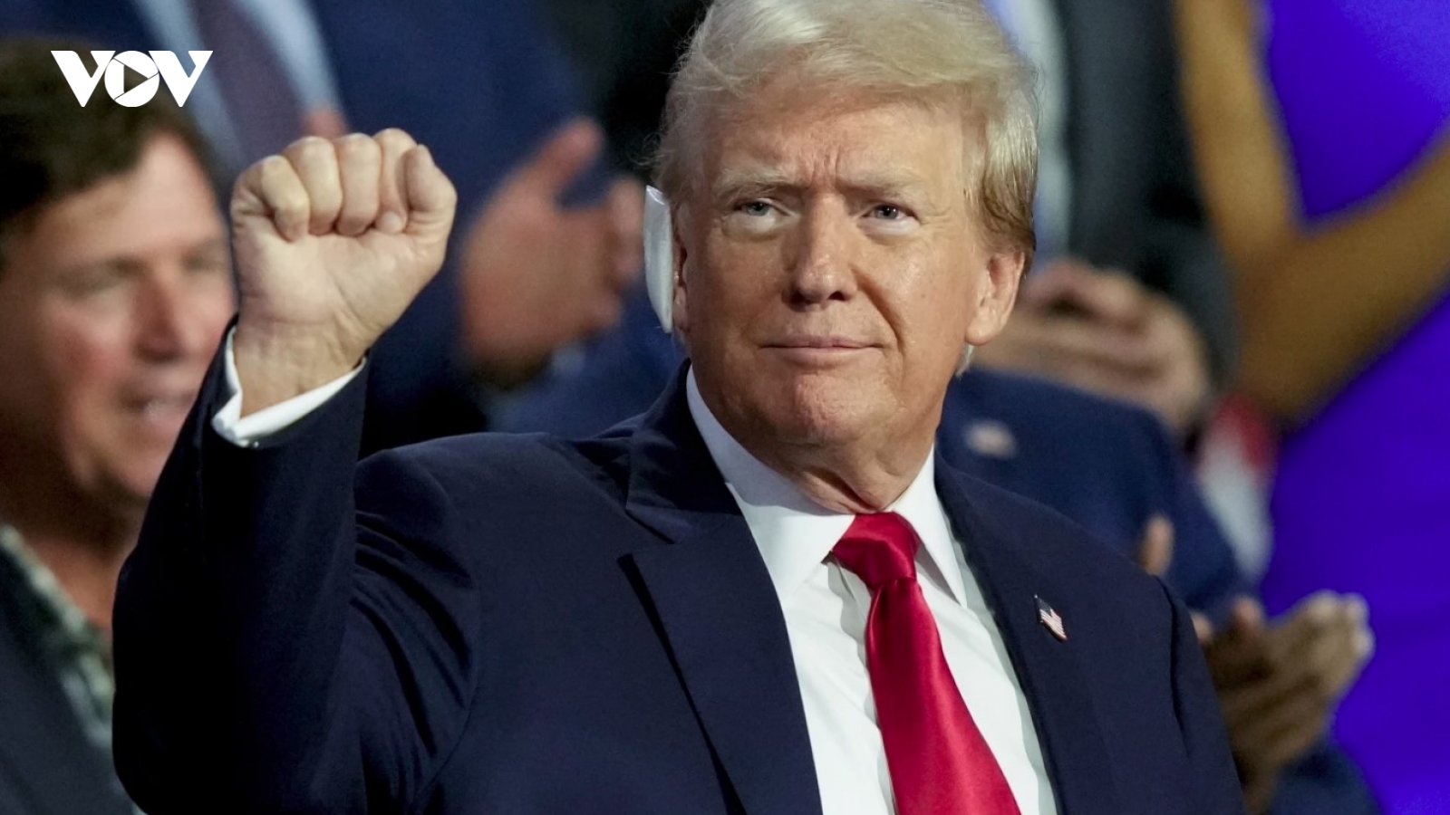 Ông Trump đến dự đại hội đảng Cộng hòa với tai bị băng bó