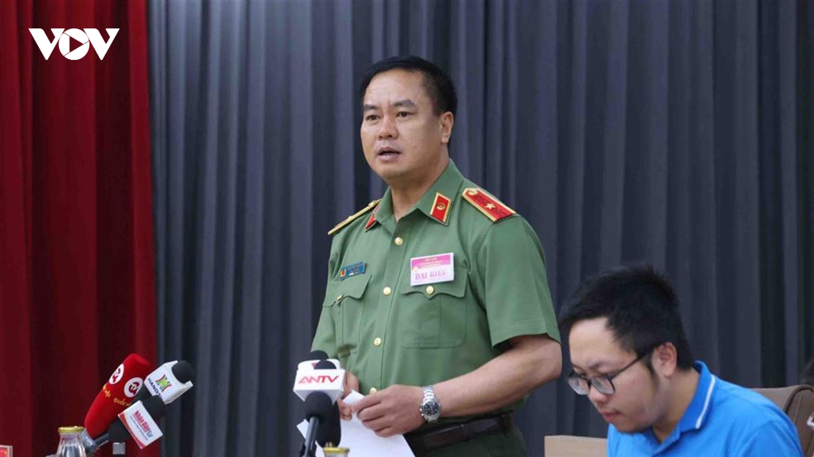 Lực lượng an ninh trật tự cơ sở được hỗ trợ dùi cui, áo giáp, găng tay bắt dao