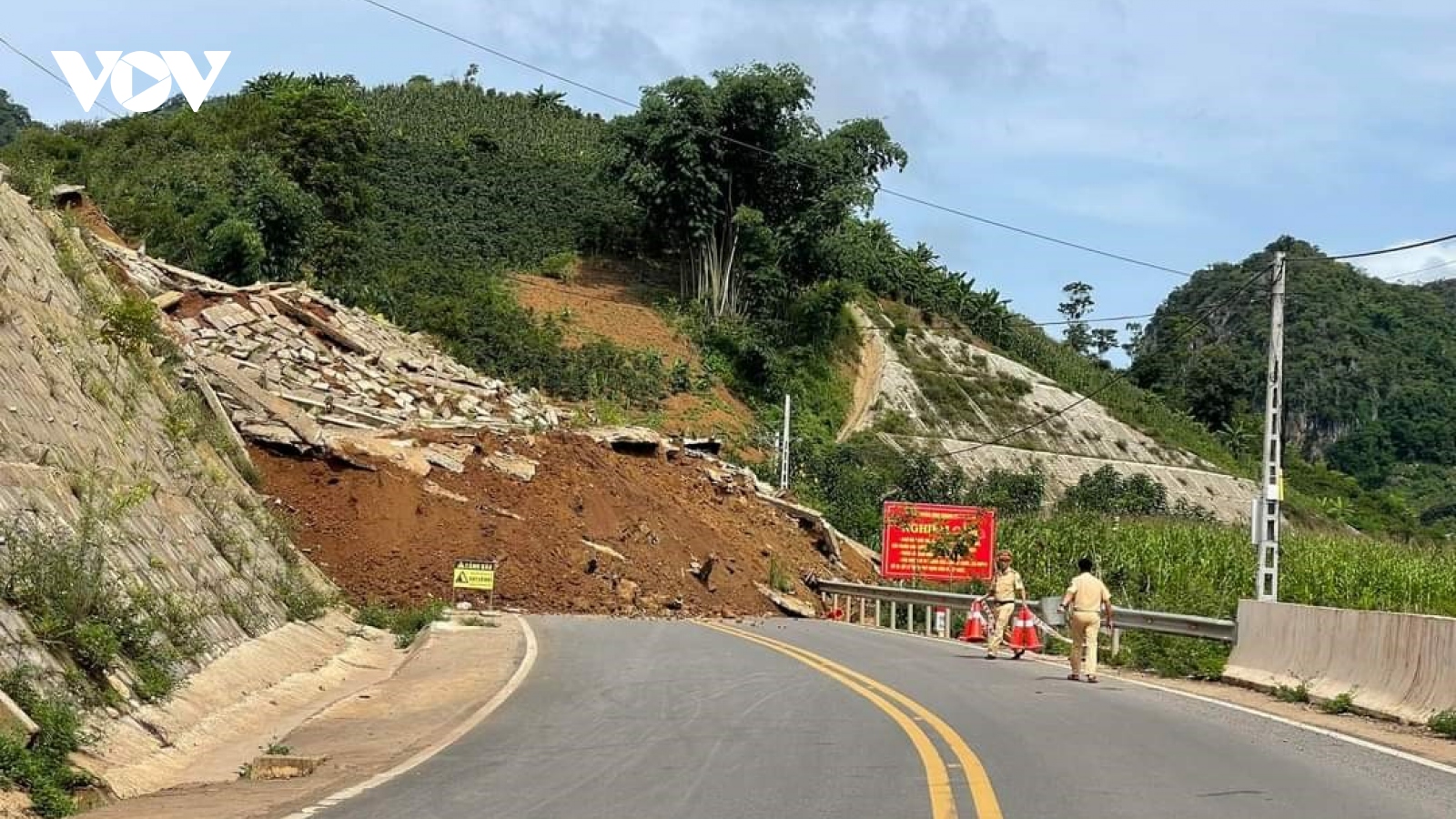Sạt lở hàng ngàn mét khối đất đá, tuyến đường tránh thành phố Sơn La bị ách tắc