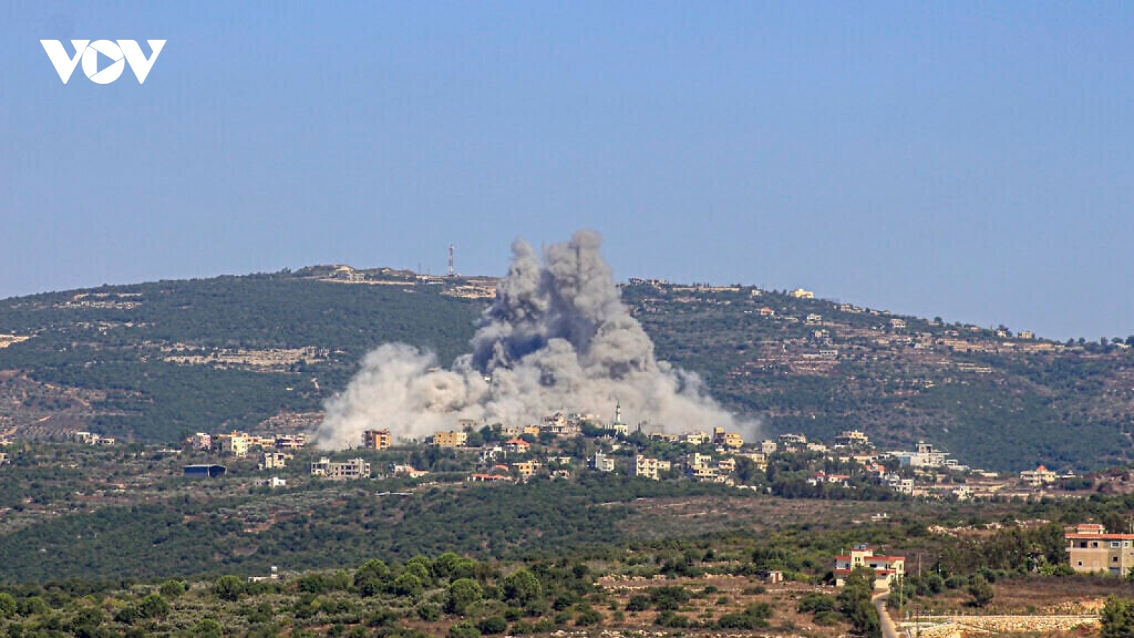 Israel lần đầu không kích vào thủ đô của Lebanon, Hezbollah tấn công trả đũa