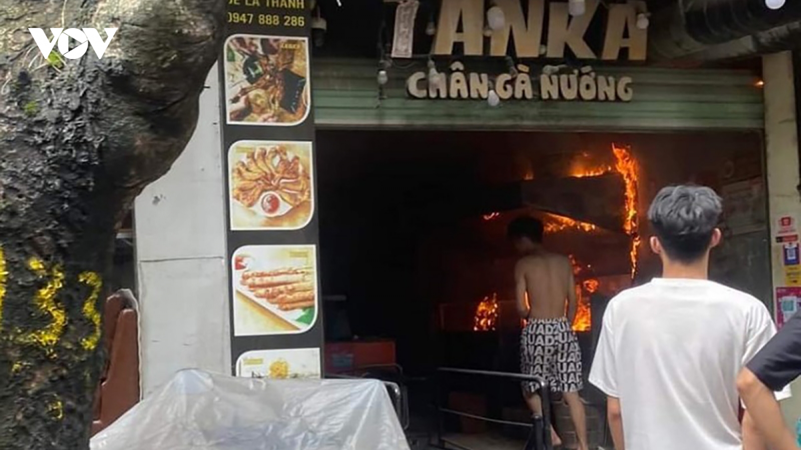 Cháy cửa hàng chân gà nướng trên phố Đê La Thành, Hà Nội