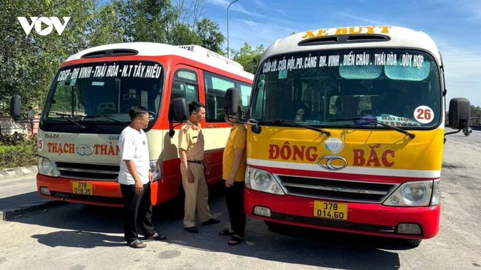 Triệu tập 2 tài xế xe buýt lạng lách, đánh võng trên Quốc lộ 1A