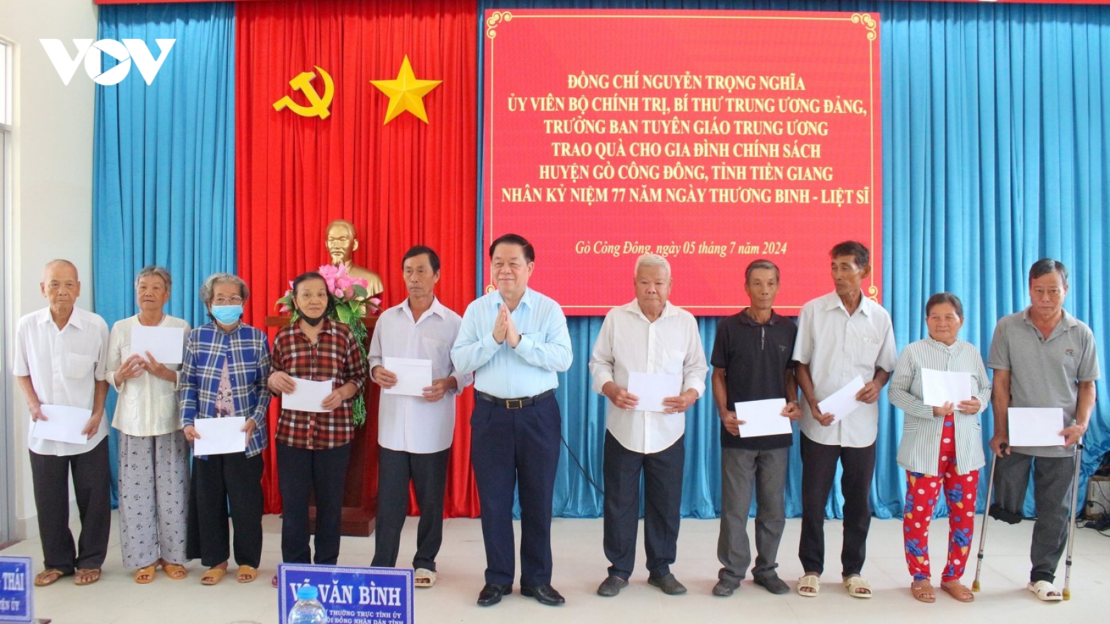 Trưởng Ban Tuyên giáo Trung ương thăm, tặng quà gia đình chính sách ở Tiền Giang
