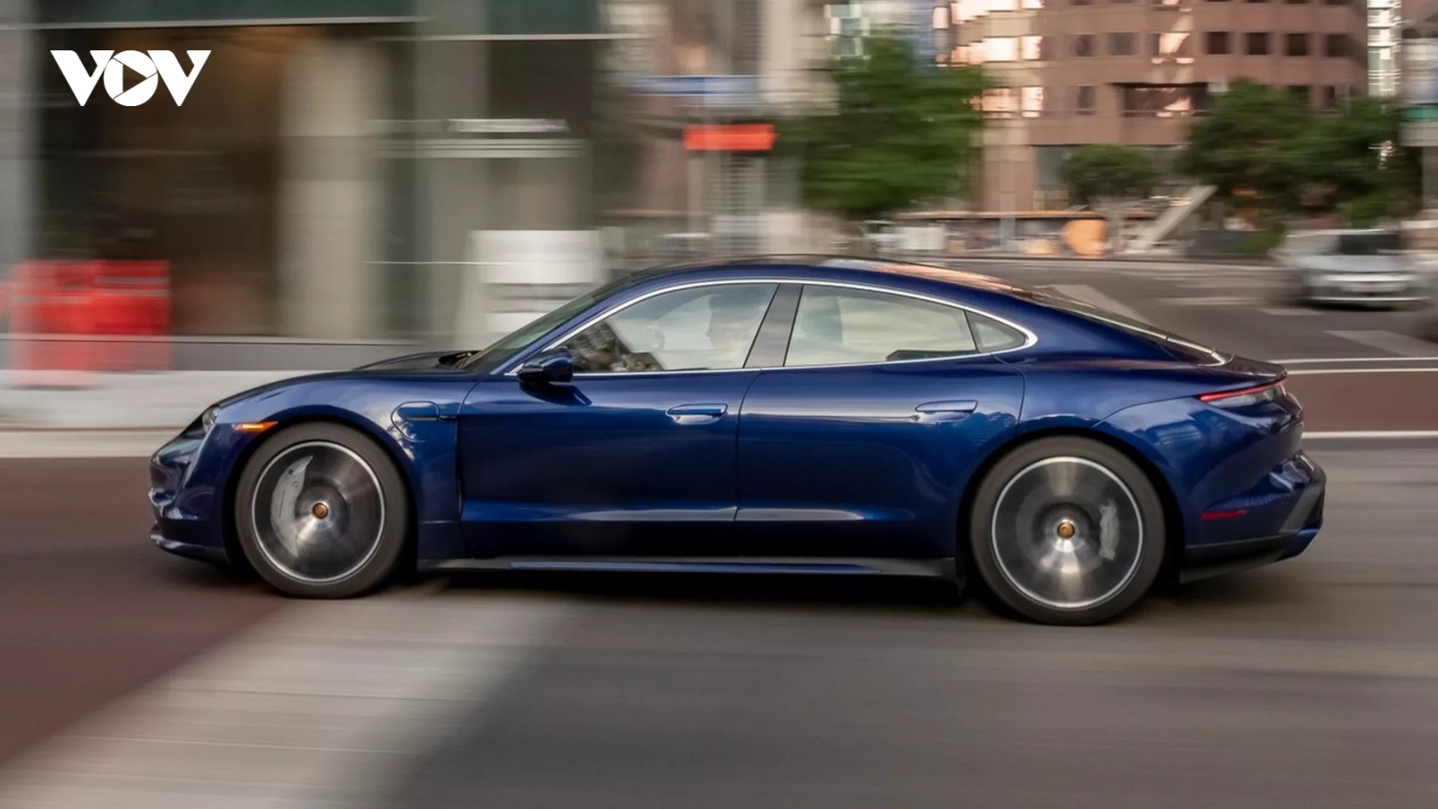 Porsche sẽ cắt giảm sản xuất biến thể Taycan EV do nhu cầu xe điện giảm