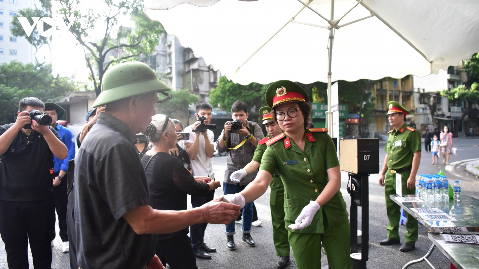 Người dân xếp hàng quét mã QR vào viếng Tổng Bí thư Nguyễn Phú Trọng