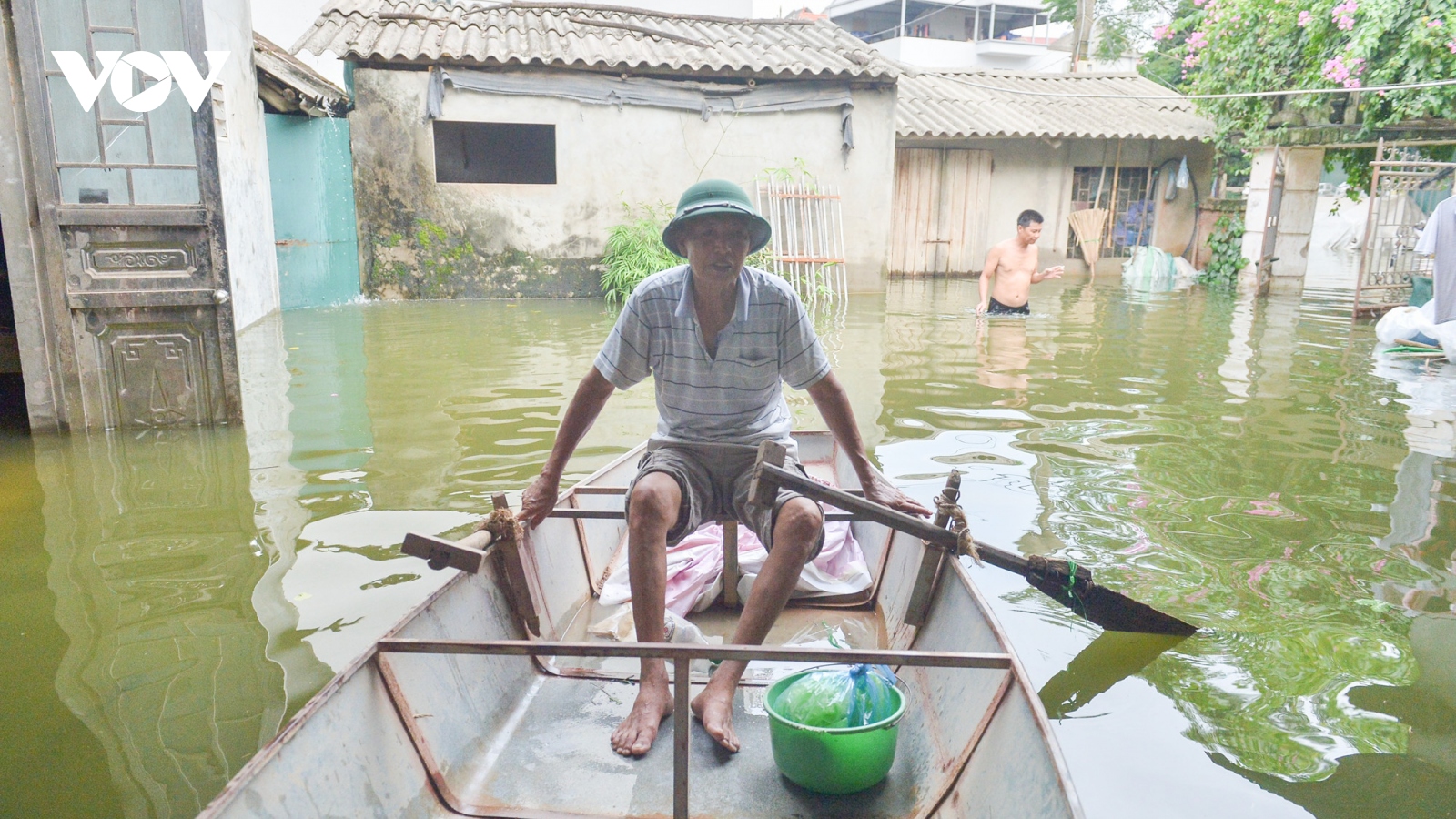Nhiều nhà dân ở ngoại thành Hà Nội bị đảo lộn cuộc sống do nước ngập sâu kéo dài
