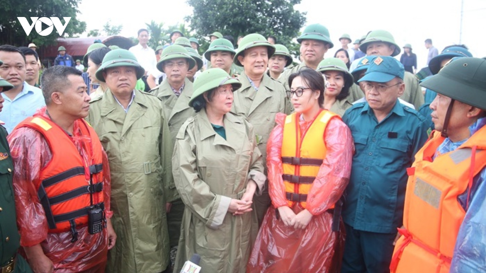 Bí thư Hà Nội thăm, động viên người dân vùng lũ Chương Mỹ, Quốc Oai