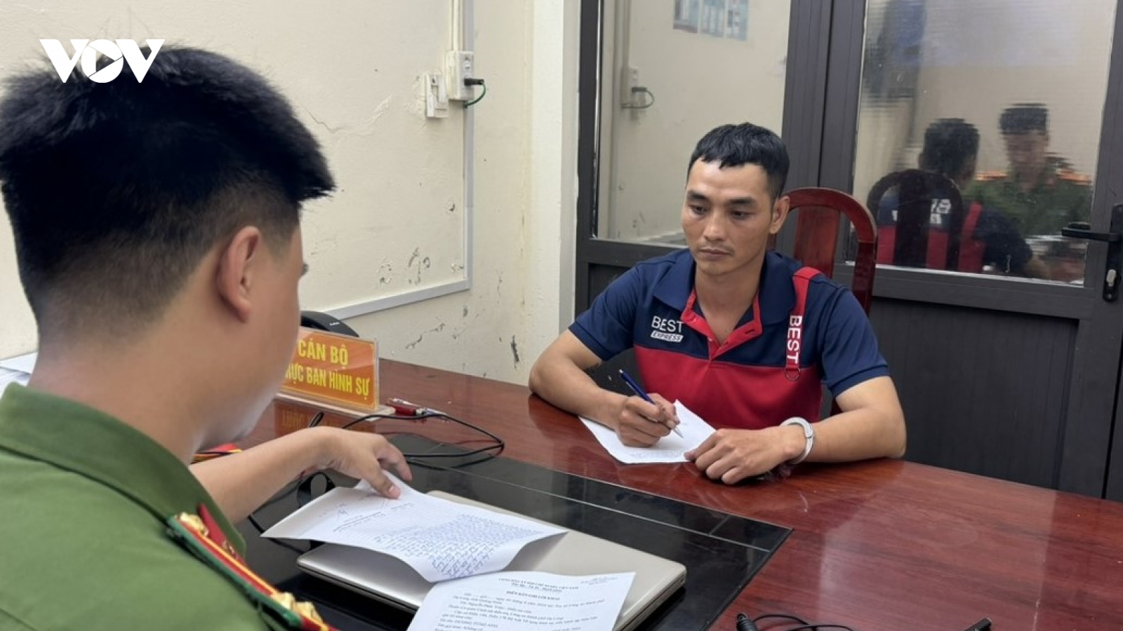 Bắt "shipper" cướp giật tài sản của du khách nước ngoài