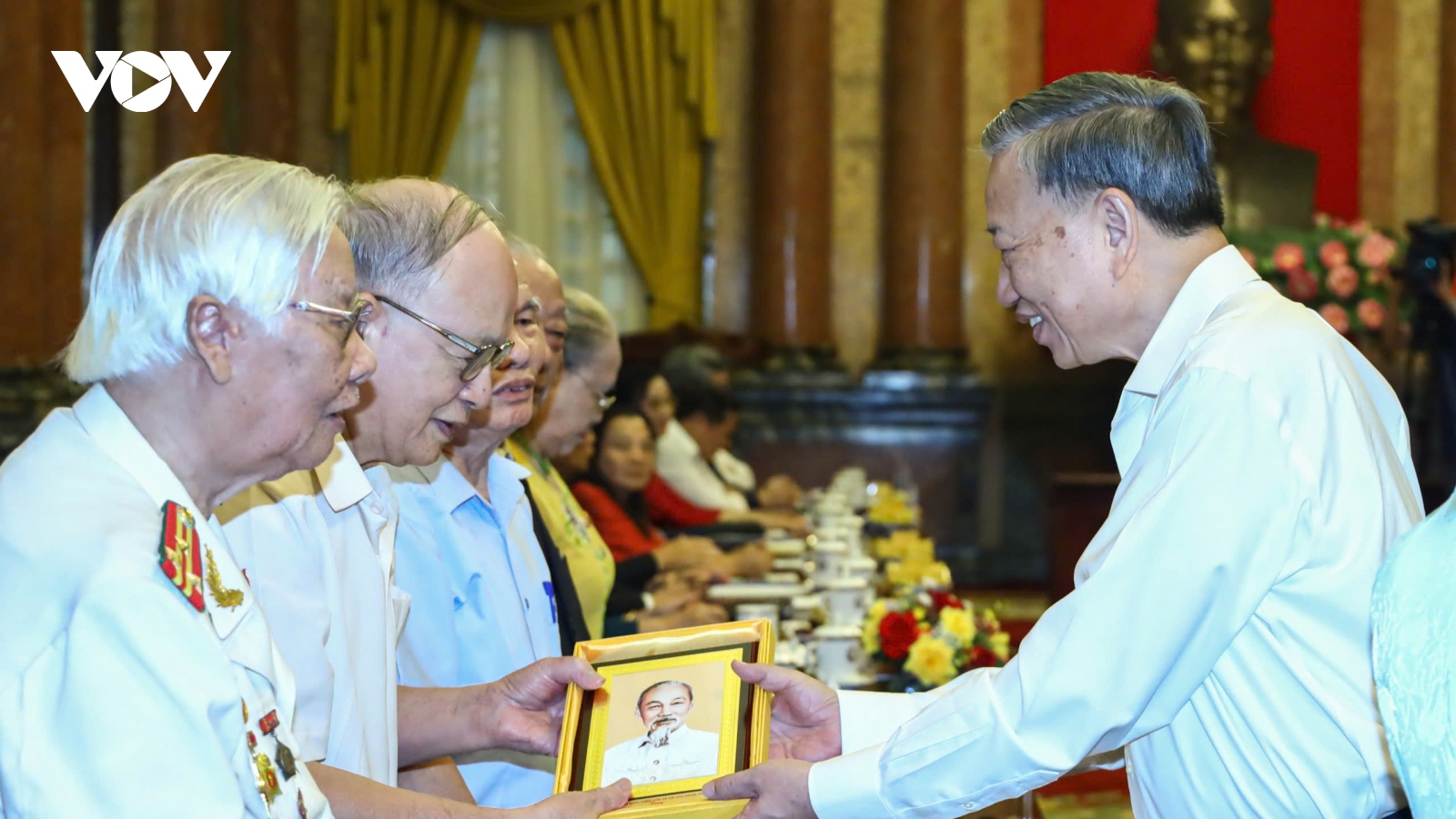 Tổng Bí thư, Chủ tịch nước Tô Lâm gặp mặt nhân chứng phục vụ, bảo vệ Bác Hồ