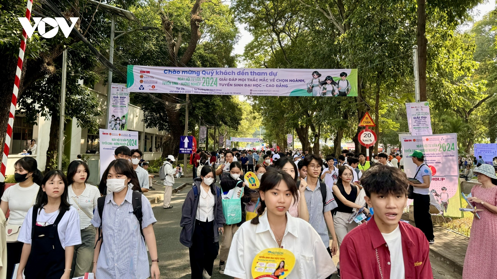 Nhiều trường đại học công bố điểm trúng tuyển và yêu cầu xác nhận nhập học