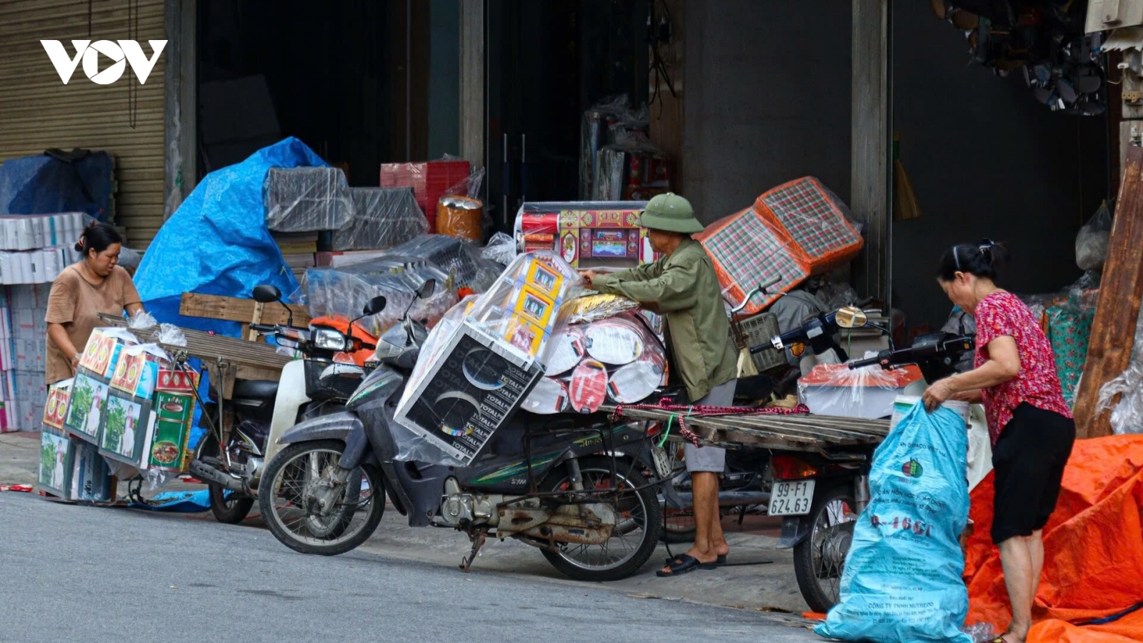 Nhà lầu, ô tô, iPhone được gấp rút sản xuất cho 'cõi âm' kịp rằm tháng 7