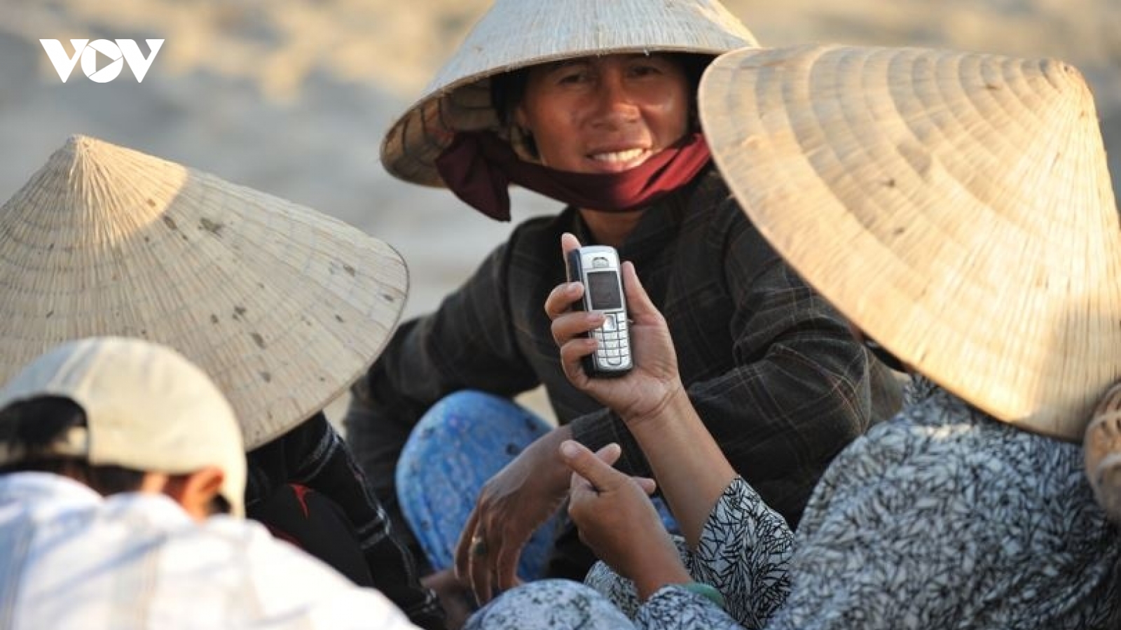 Tắt sóng 2G, có đủ điện thoại thông minh giá rẻ cung cấp cho người dân?