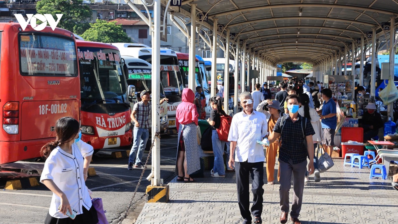 Bến xe Hà Nội đông đúc nhưng không quá tải trong ngày đầu nghỉ lễ Quốc khánh