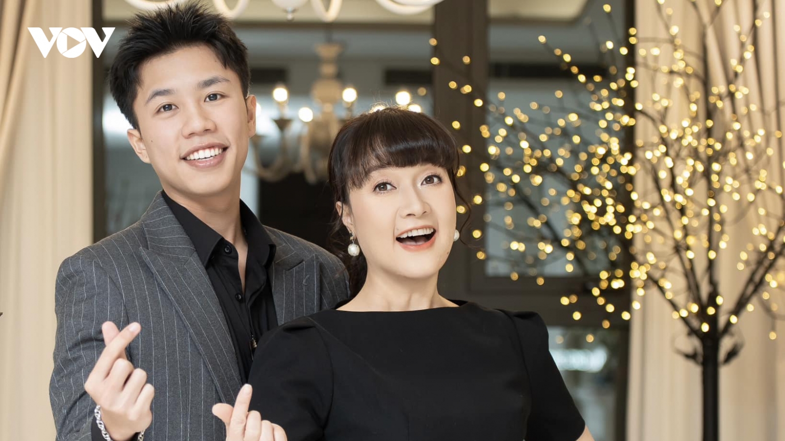 Con trai Vân Dung gây sốt với vai thiếu gia si tình trong "Đi giữa trời rực rỡ"