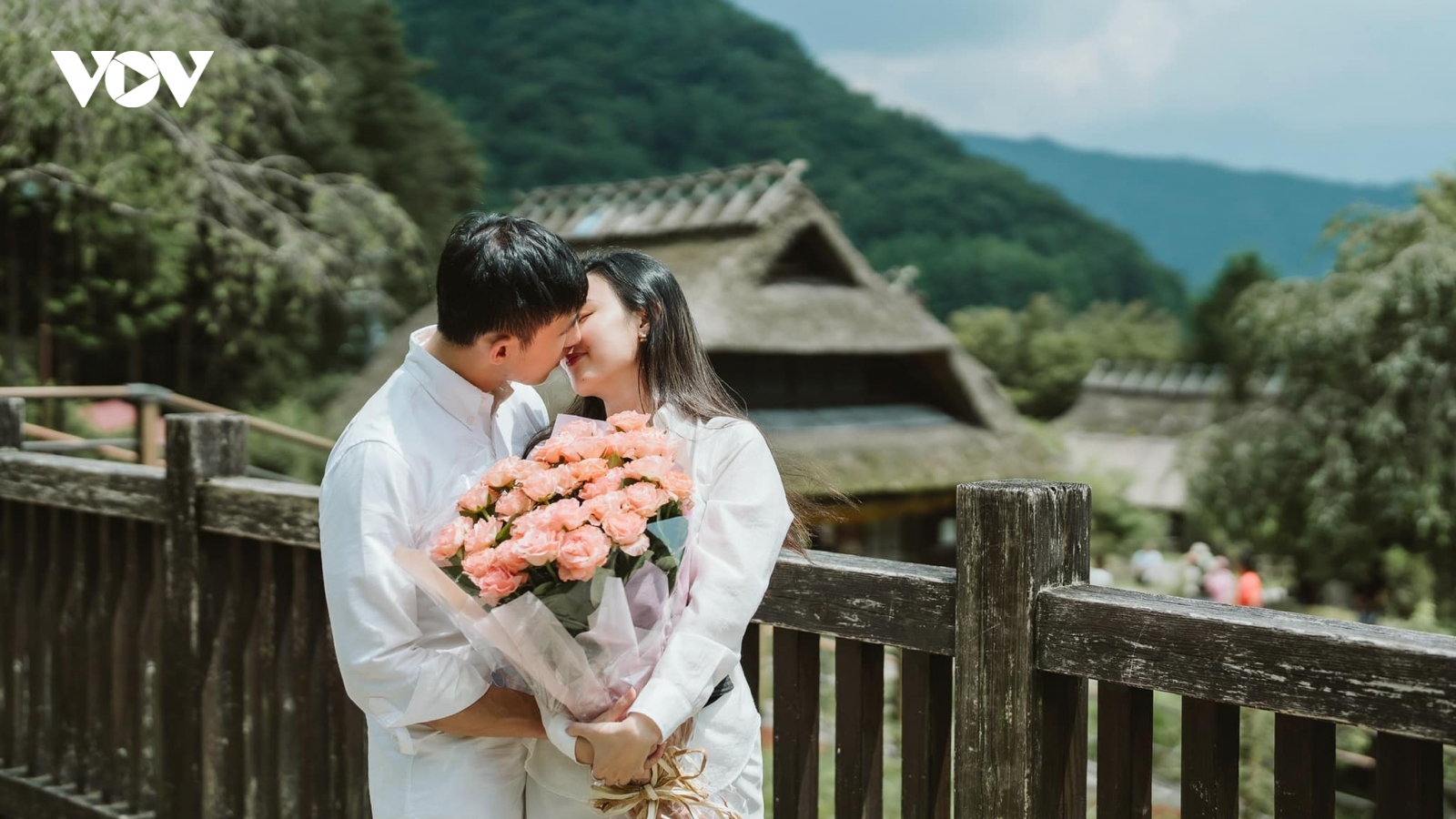 Midu khoe ảnh "tình bể bình" với chồng thiếu gia sau 1 tháng kết hôn