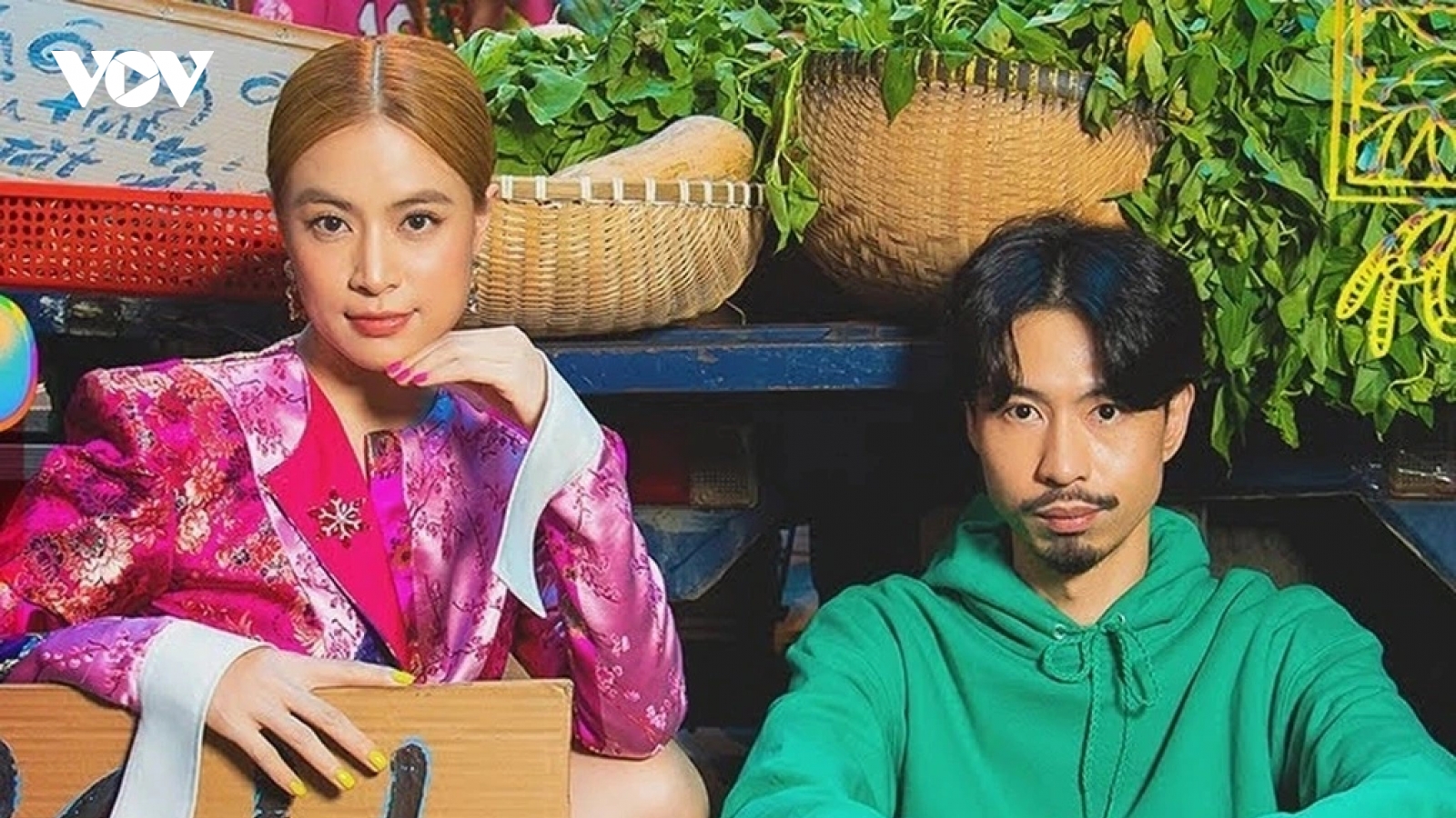 Rộ tin đồn Hoàng Thùy Linh sinh con với Đen Vâu