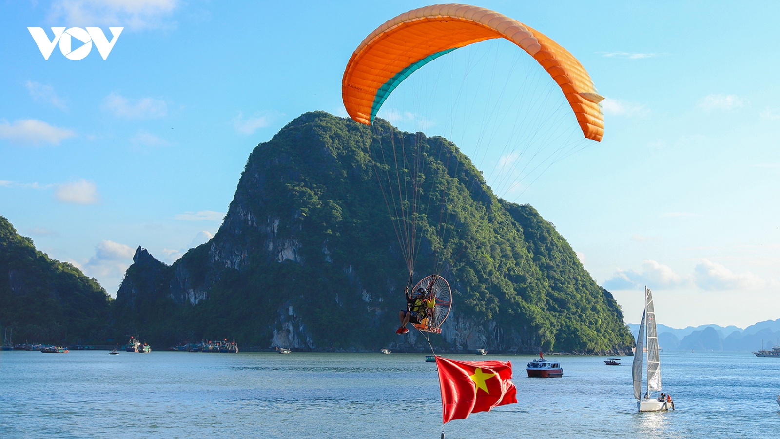 Mãn nhãn xem trình diễn “vượt sóng” giữa biển trời Hạ Long