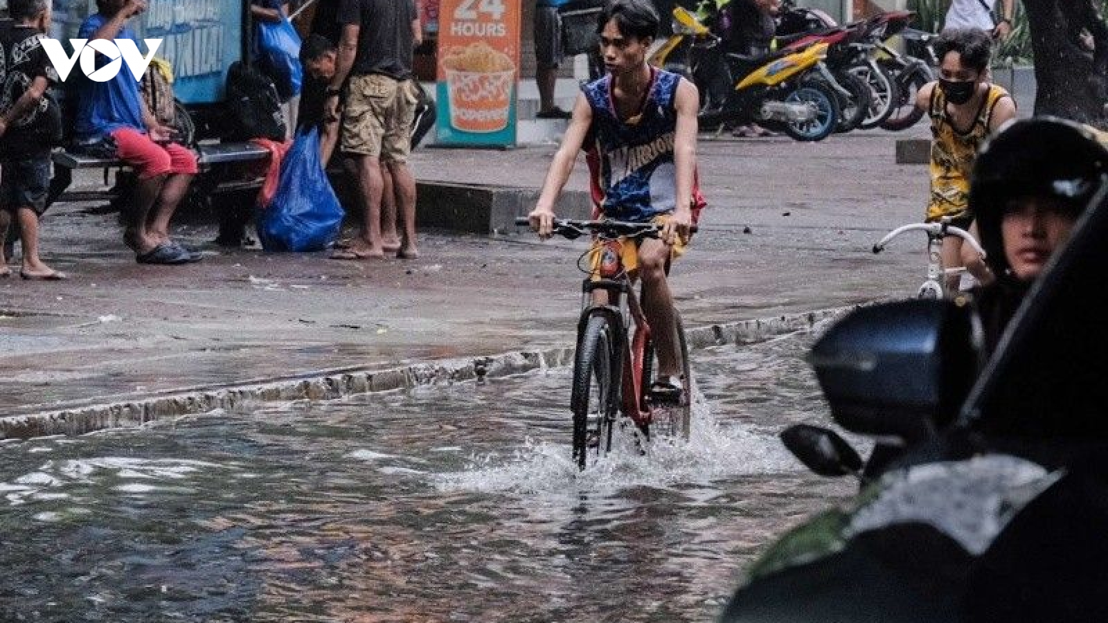 Philippines đóng cửa nhiều trường học, công sở vì ngập lụt