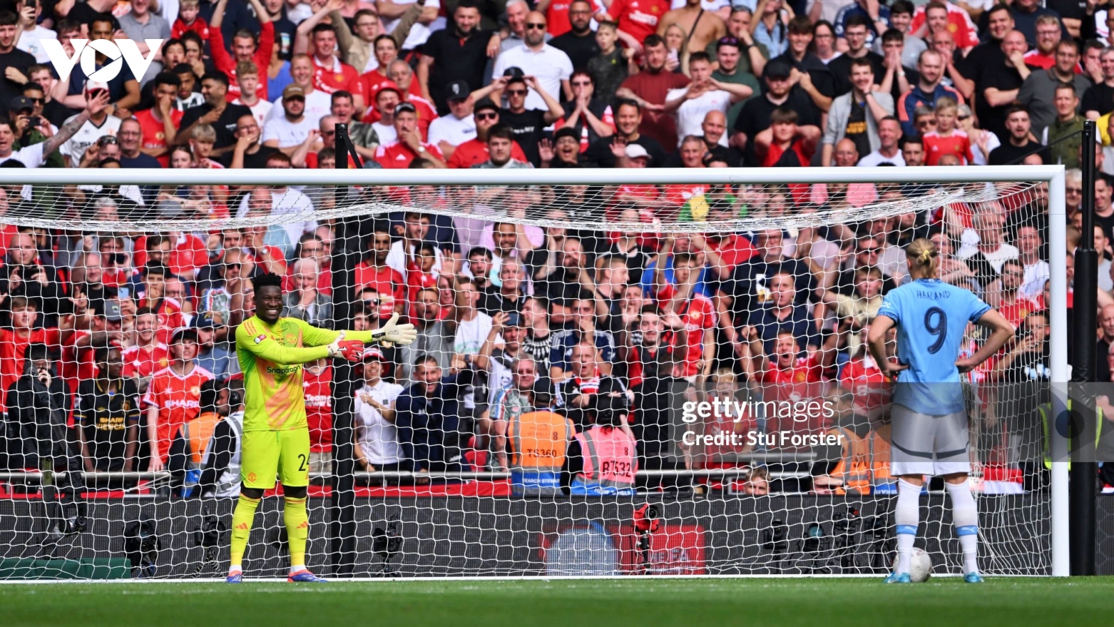 Onana lại “tấu hài” trong ngày MU thua cay đắng Man City