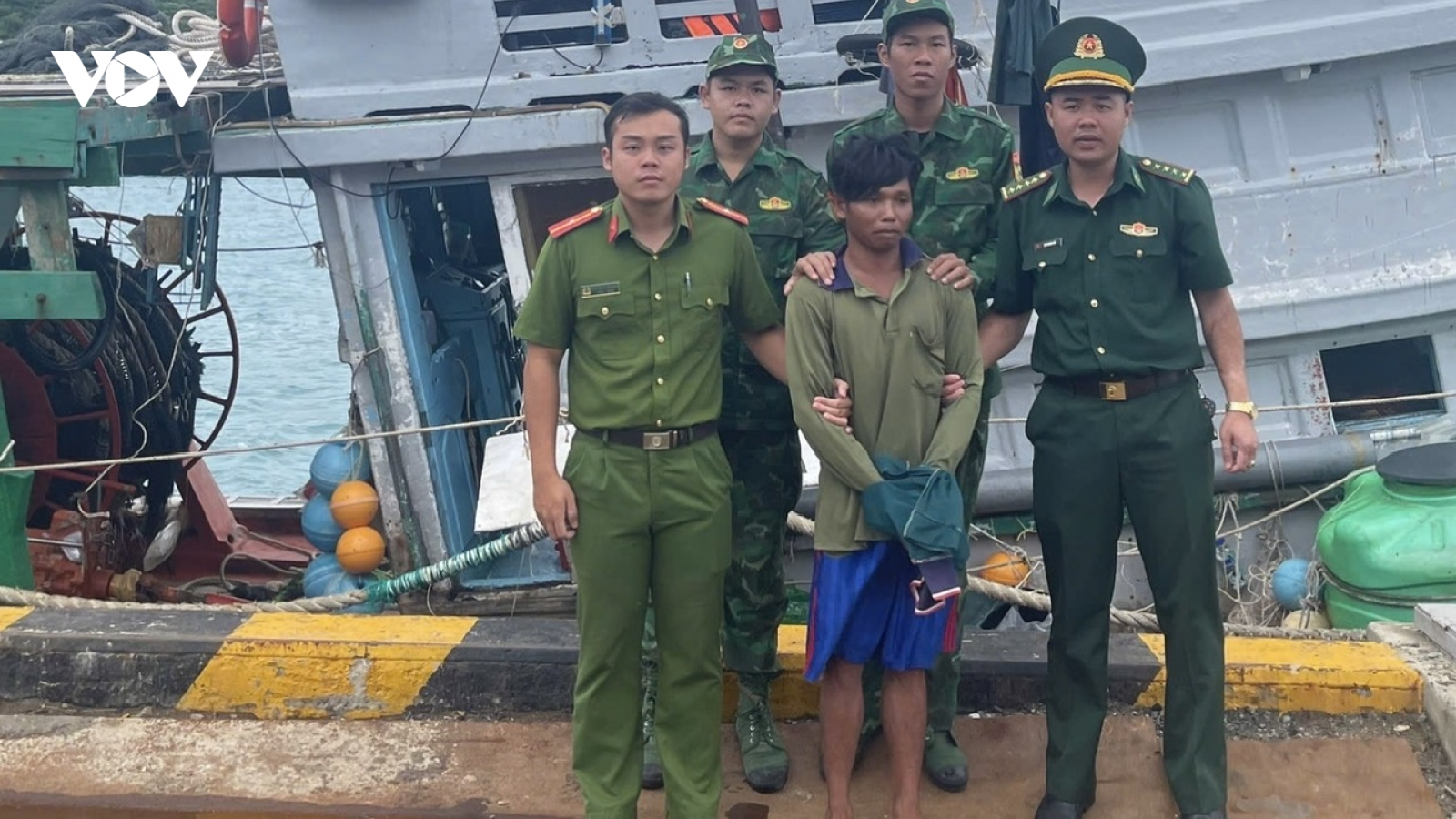 Bắt đối tượng bị truy nã trốn trên tàu cá ở Côn Đảo