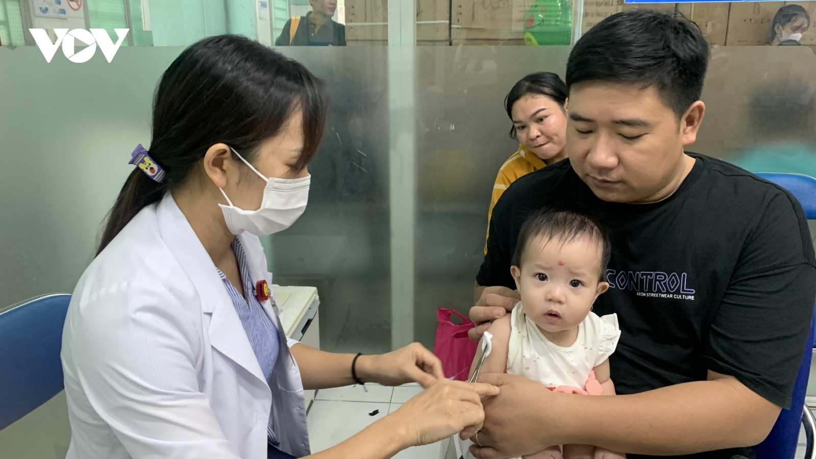 Dịch sởi tại TP.HCM căng thẳng, vẫn còn nhiều trẻ tiêm vaccine muộn