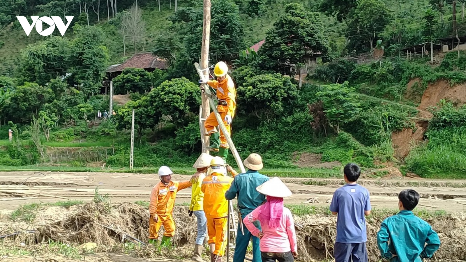 Cấp điện trở lại vùng rốn lũ Sơn La sau nhiều ngày ảnh hưởng thiên tai