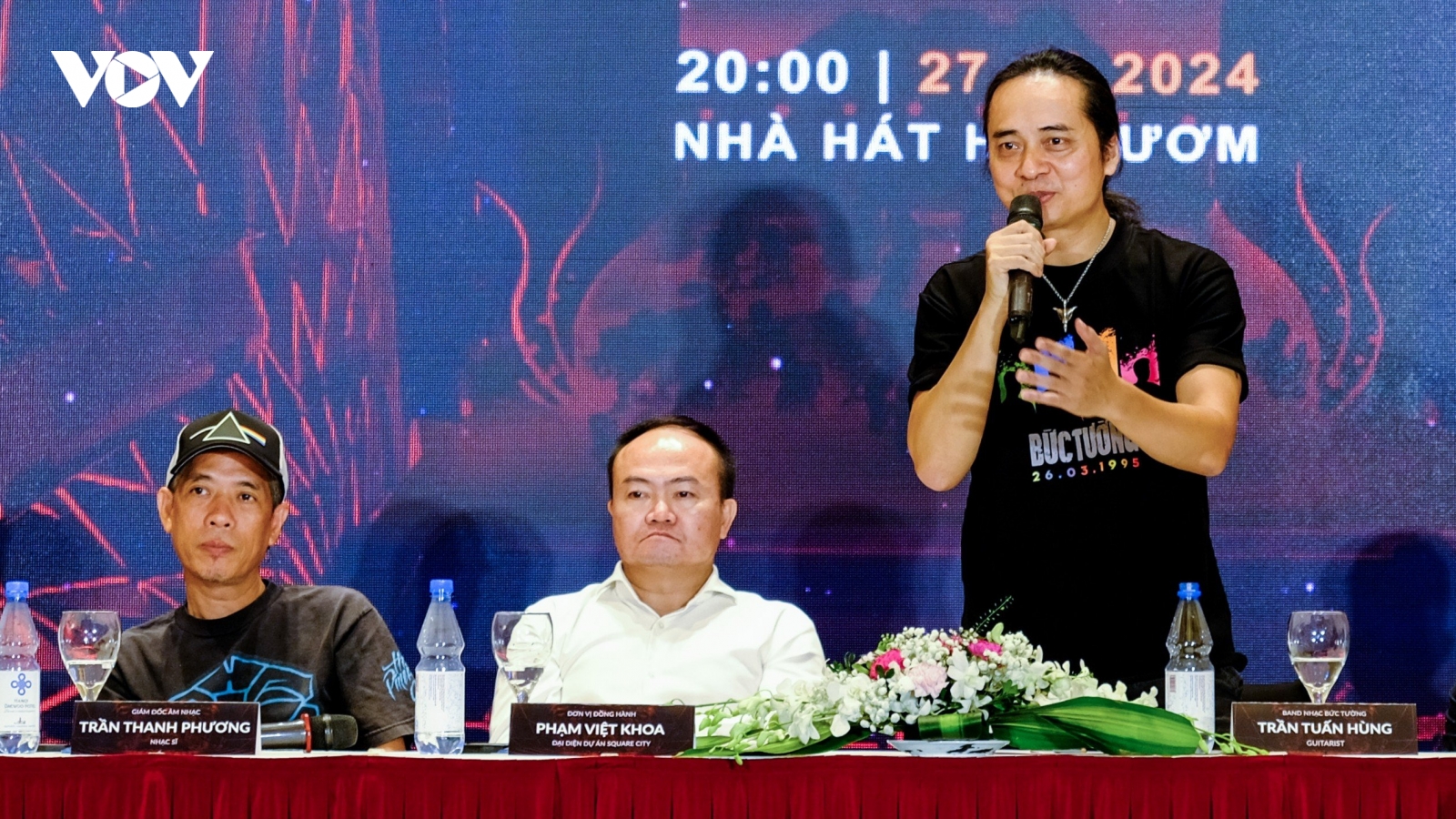 Ban nhạc Bức Tường lần đầu tiên làm liveshow trong Nhà hát Hồ Gươm