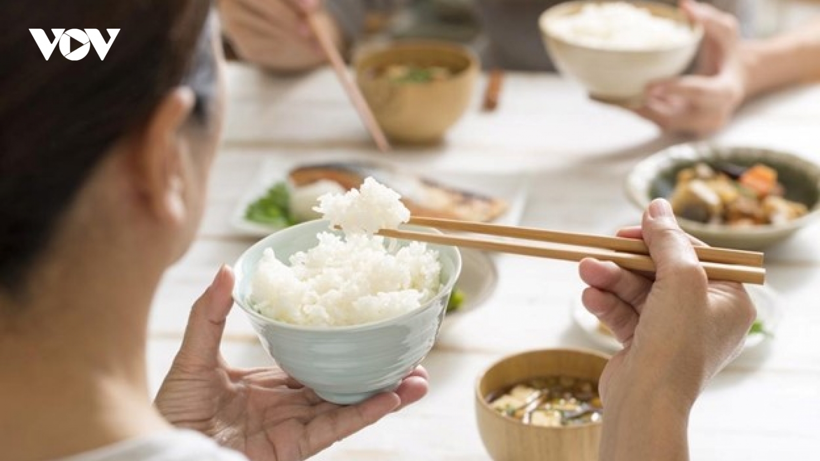 Ăn cơm kiểu này tưởng vô hại, nhiều người đang tự "rước đủ bệnh vào mình"