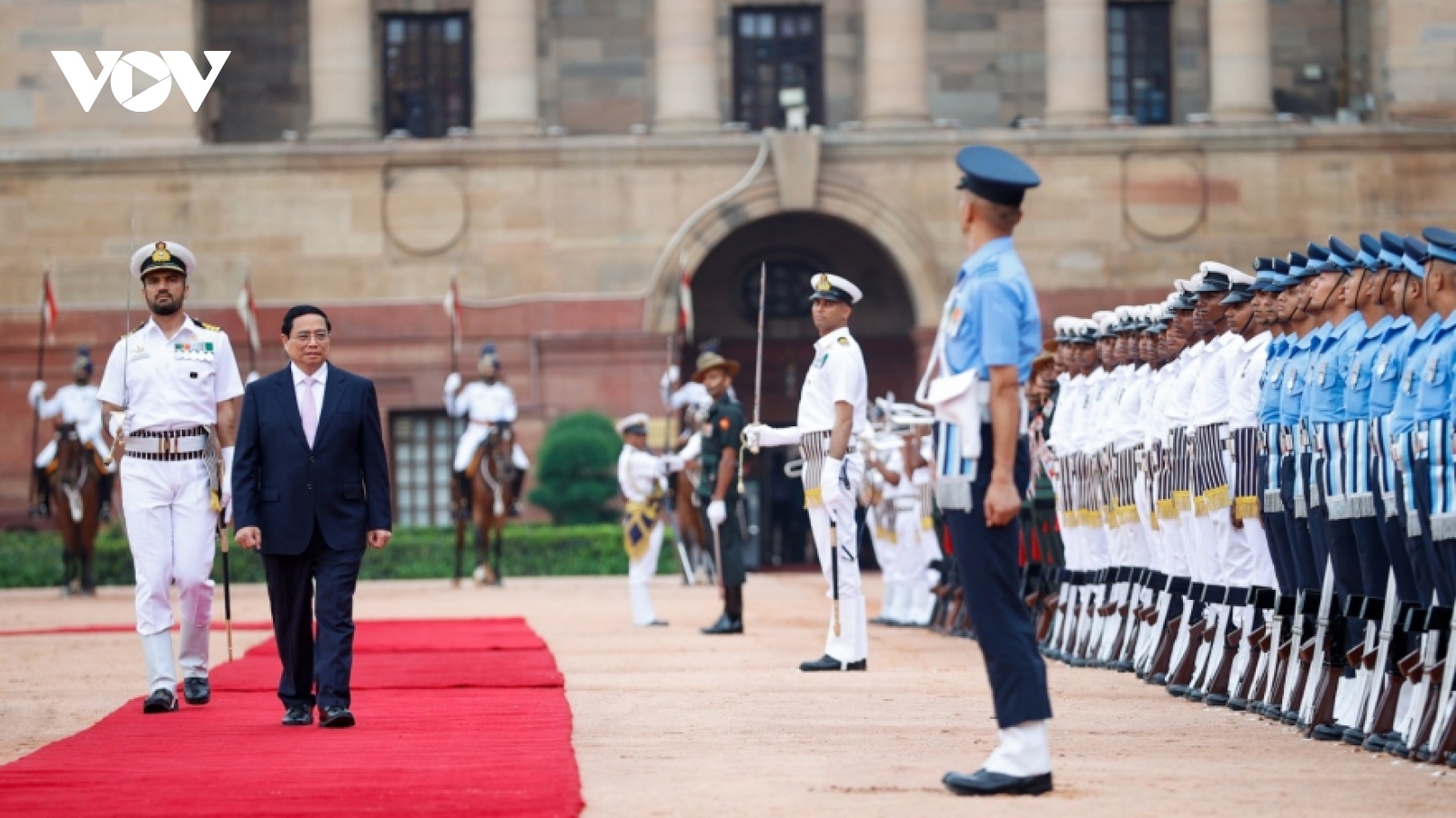 Official welcome ceremony held for PM Pham Minh Chinh in India