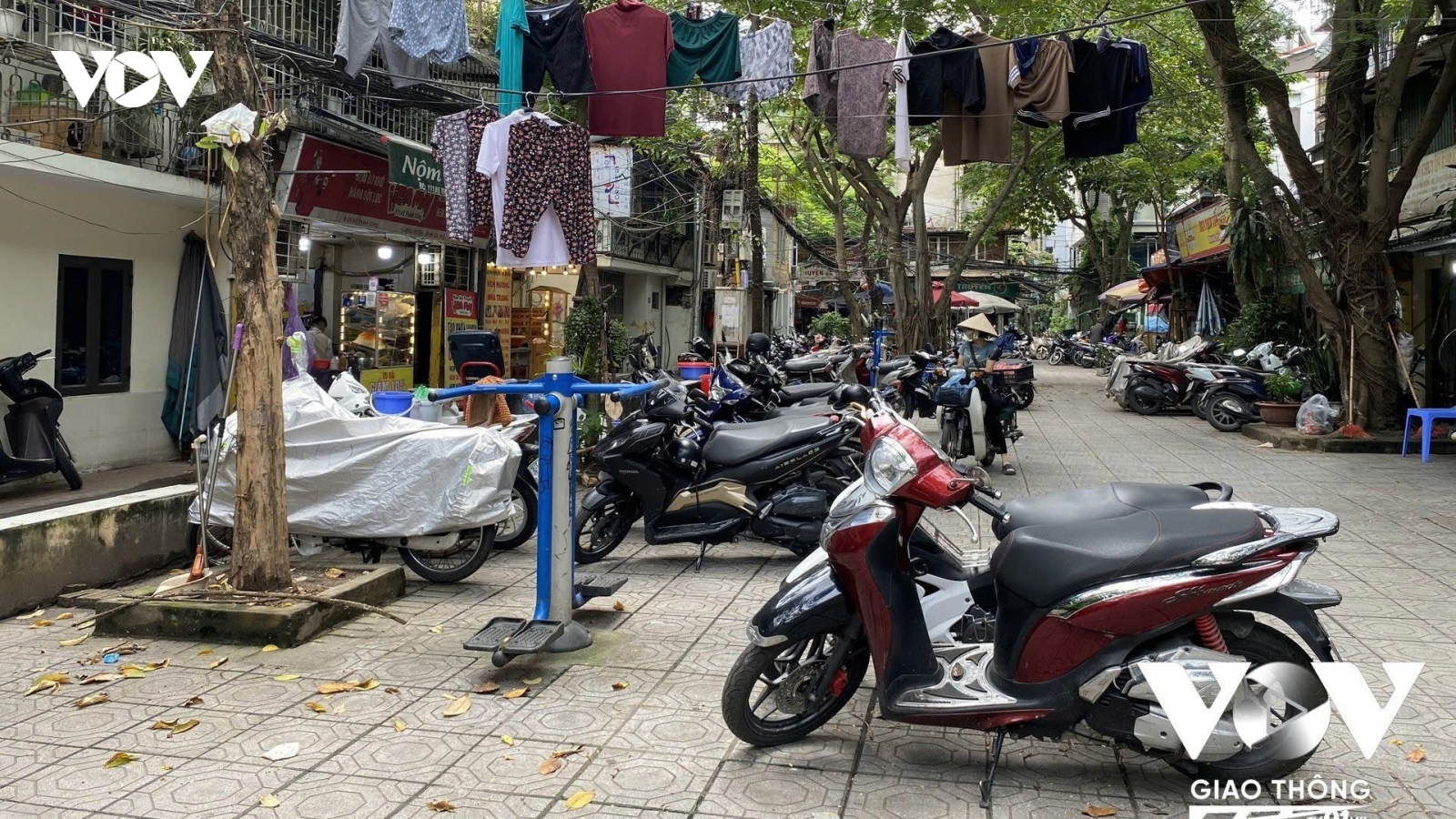 Chiếm dụng sân chơi chung: Người lớn bỏ quên con trẻ?