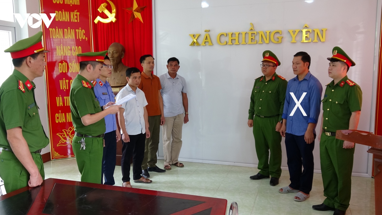 Chủ tịch xã “bắt tay” với nhân viên công ty tư nhân làm khống hồ sơ