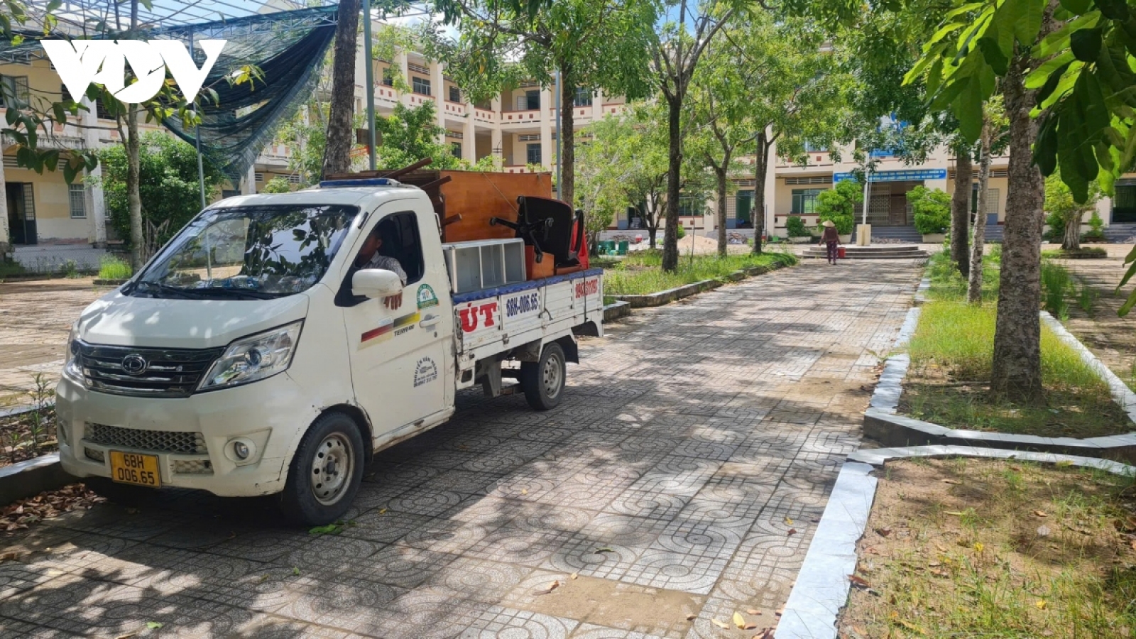 Vẫn tựu trường tại nơi hiệu trưởng tự ý di dời cơ sở vật chất đi nơi khác