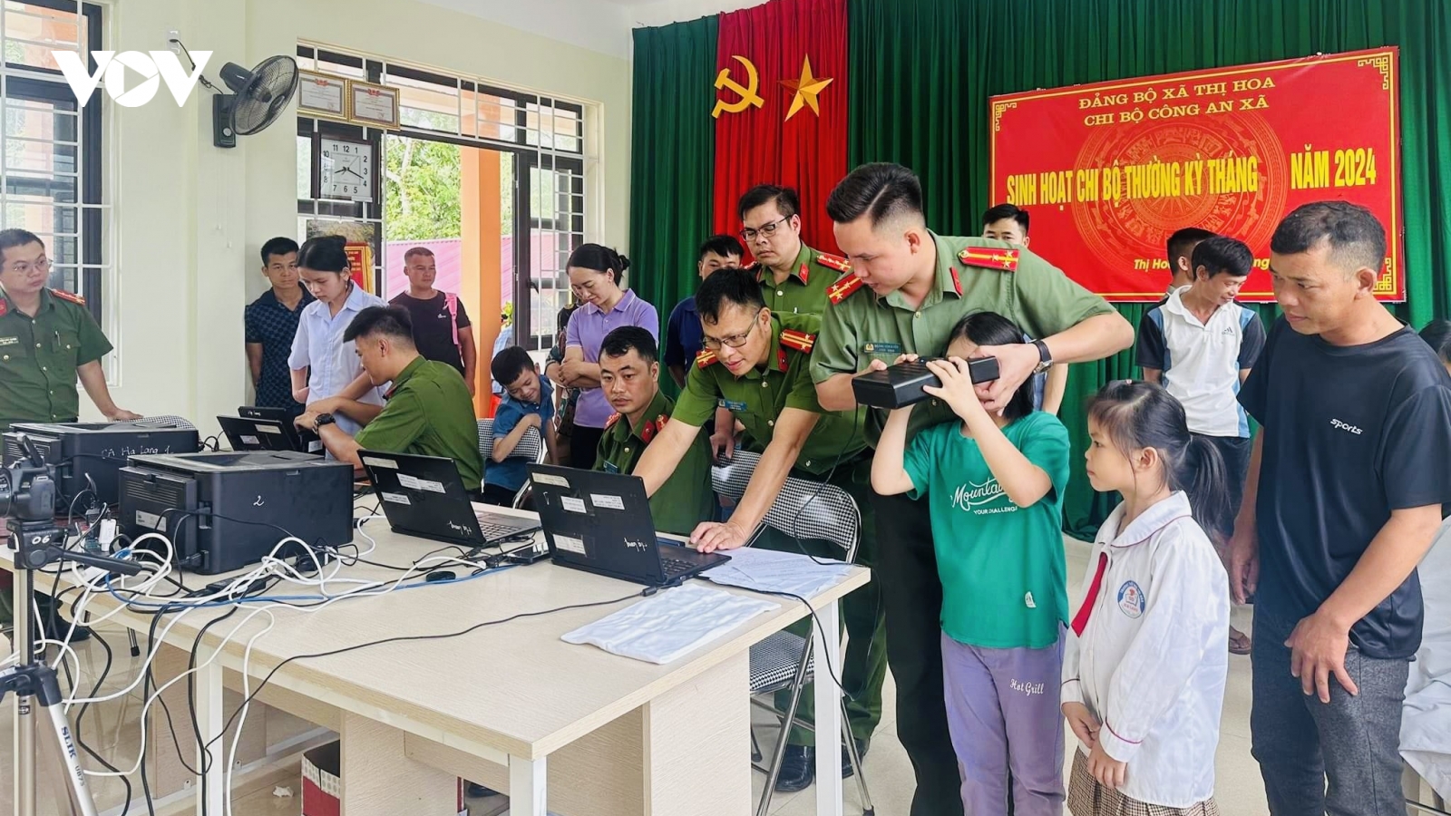 Cấp căn cước cho người dân tại Cao Bằng: “Làm hết việc, không làm hết giờ”