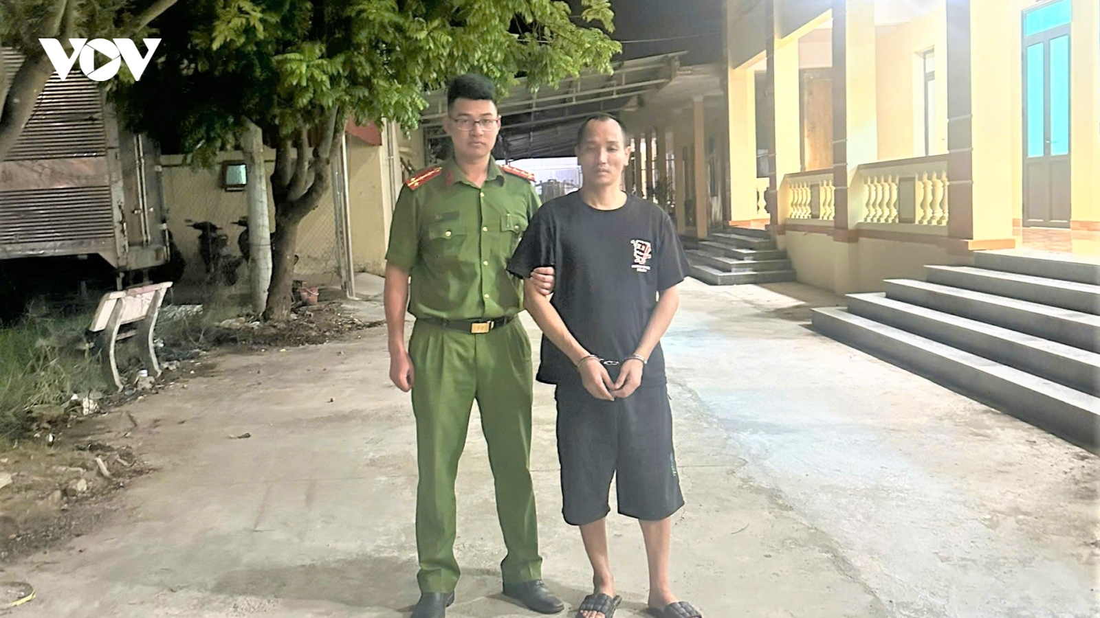 Người đàn ông ra đầu thú sau hơn 17 năm trốn truy nã trong rừng rậm