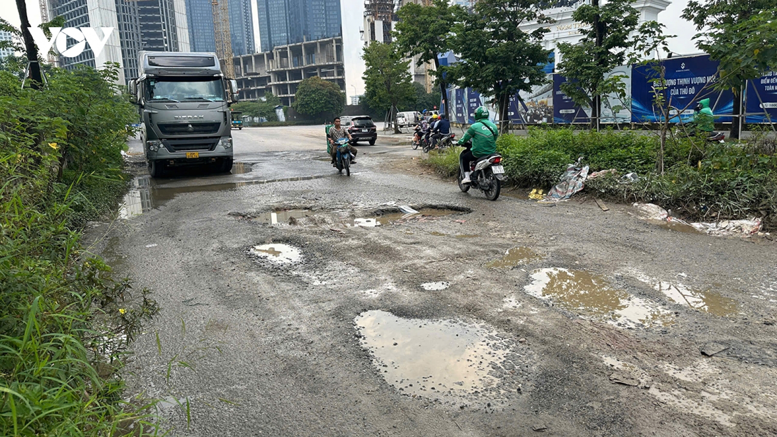 Đường hỏng nhiều ổ voi, ổ gà lầy lội nguy hiểm cho người tham gia giao thông