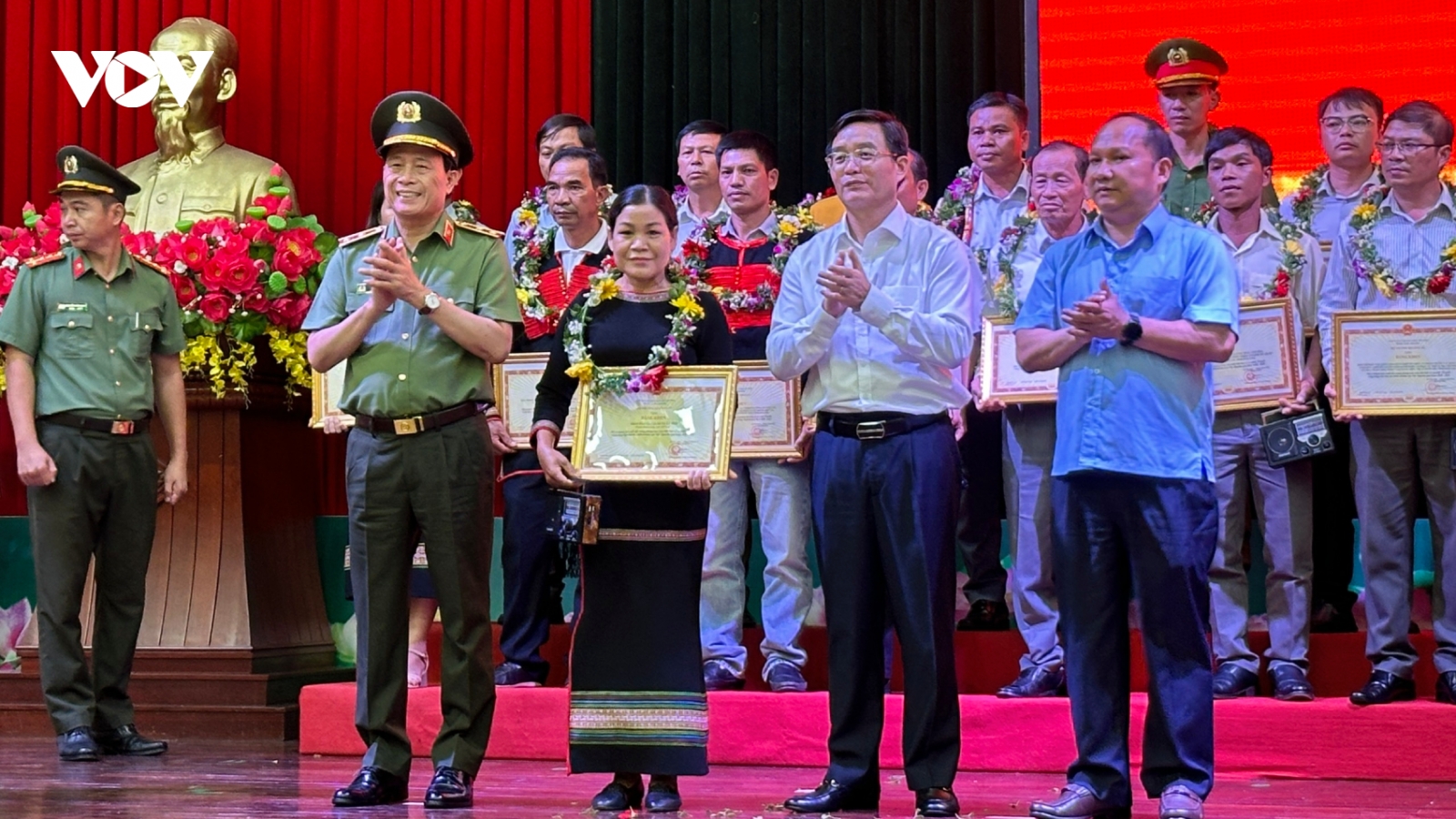 Biểu dương gương điển hình trong bảo vệ an ninh vùng dân tộc thiểu số Tây Nguyên