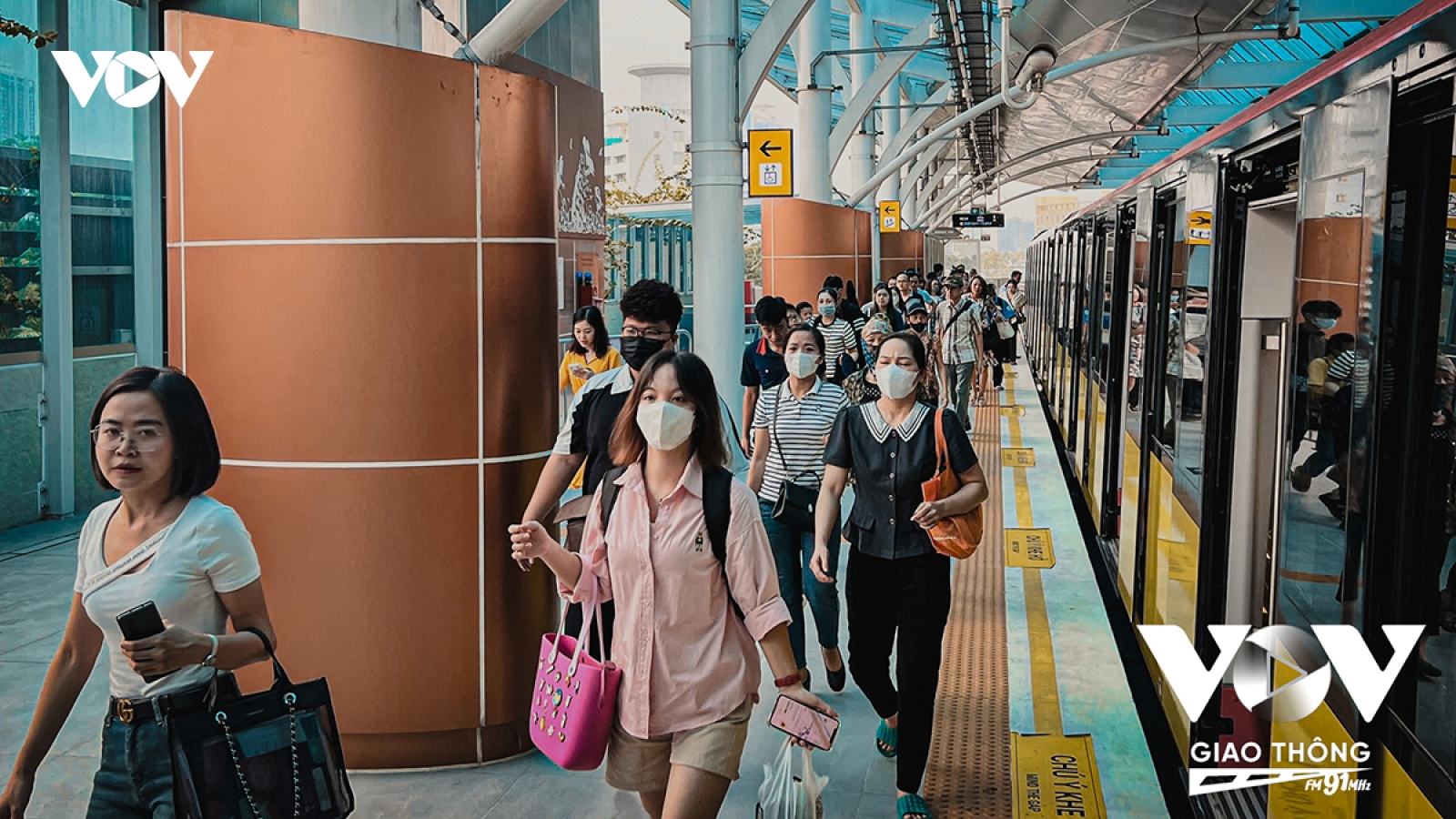 Hết miễn phí, metro Nhổn – ga Hà Nội vẫn thu hút hành khách