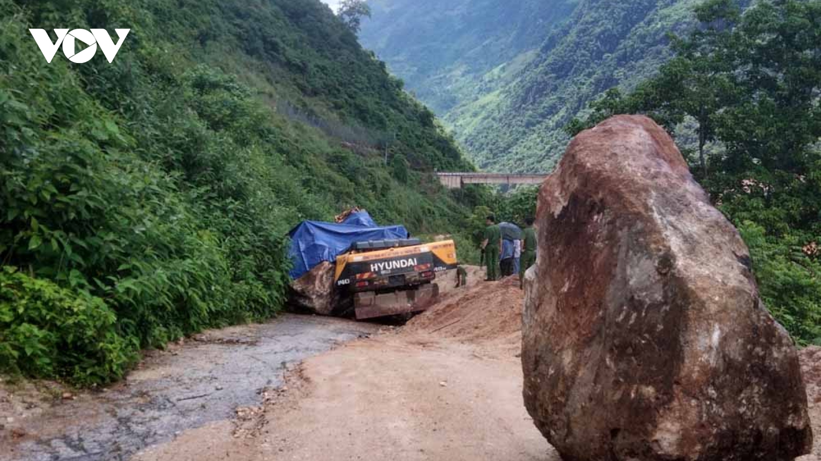 Lai Châu: Sạt lở đá làm một công nhân lái máy xúc tử vong